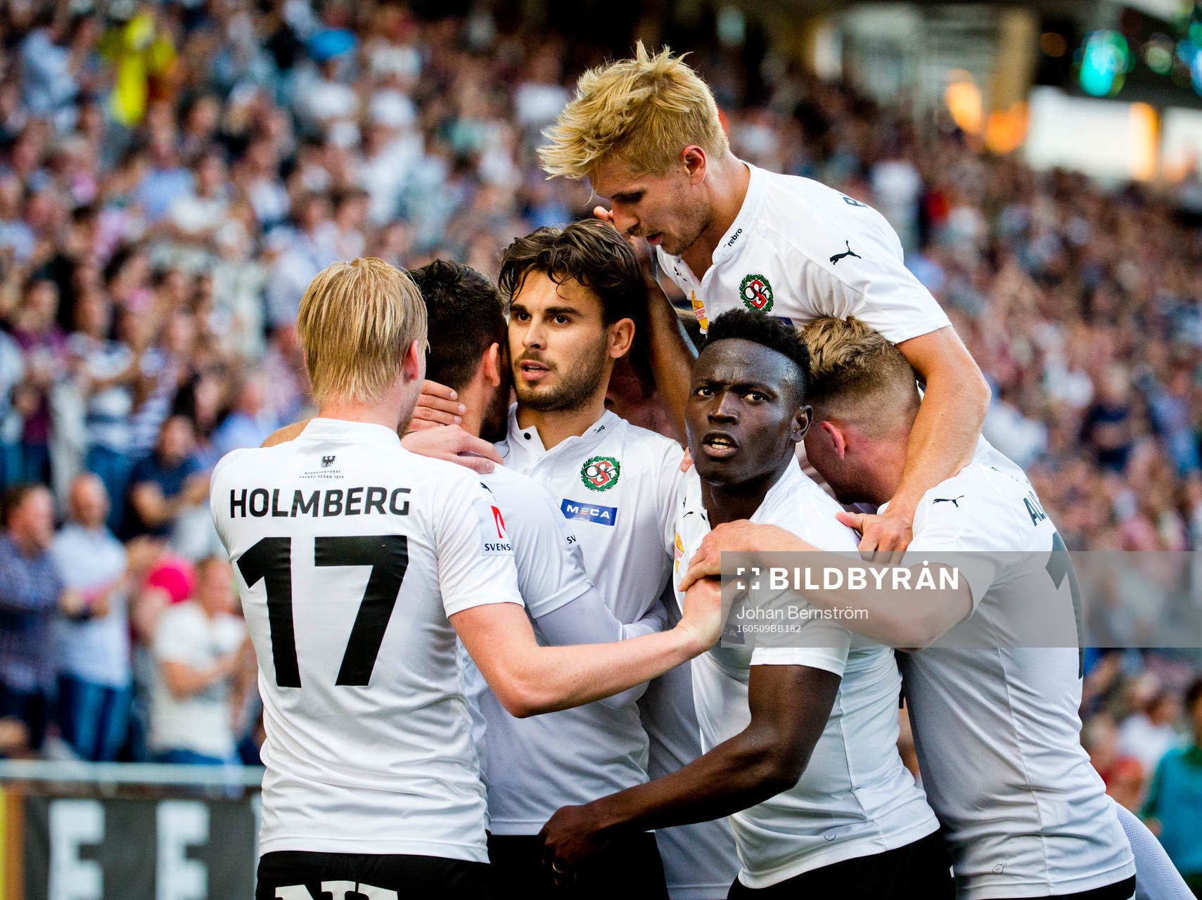 Örebros Brendan Hines-Ike gör 3-2 och jublar med Astrit Ajdarevic, Alhassan Kamara, Karl Holmberg och Daniel Björnqvist under fotbollsmatchen i Allsvenskan mellan Örebro och Hammarby den 9 maj 2016 i Örebro.