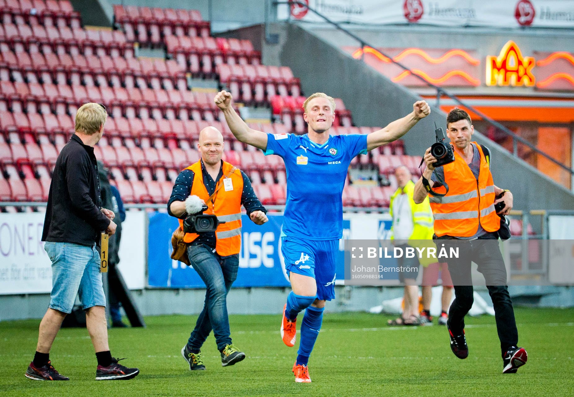 Örebros målvakt Jacob Rinne jublar