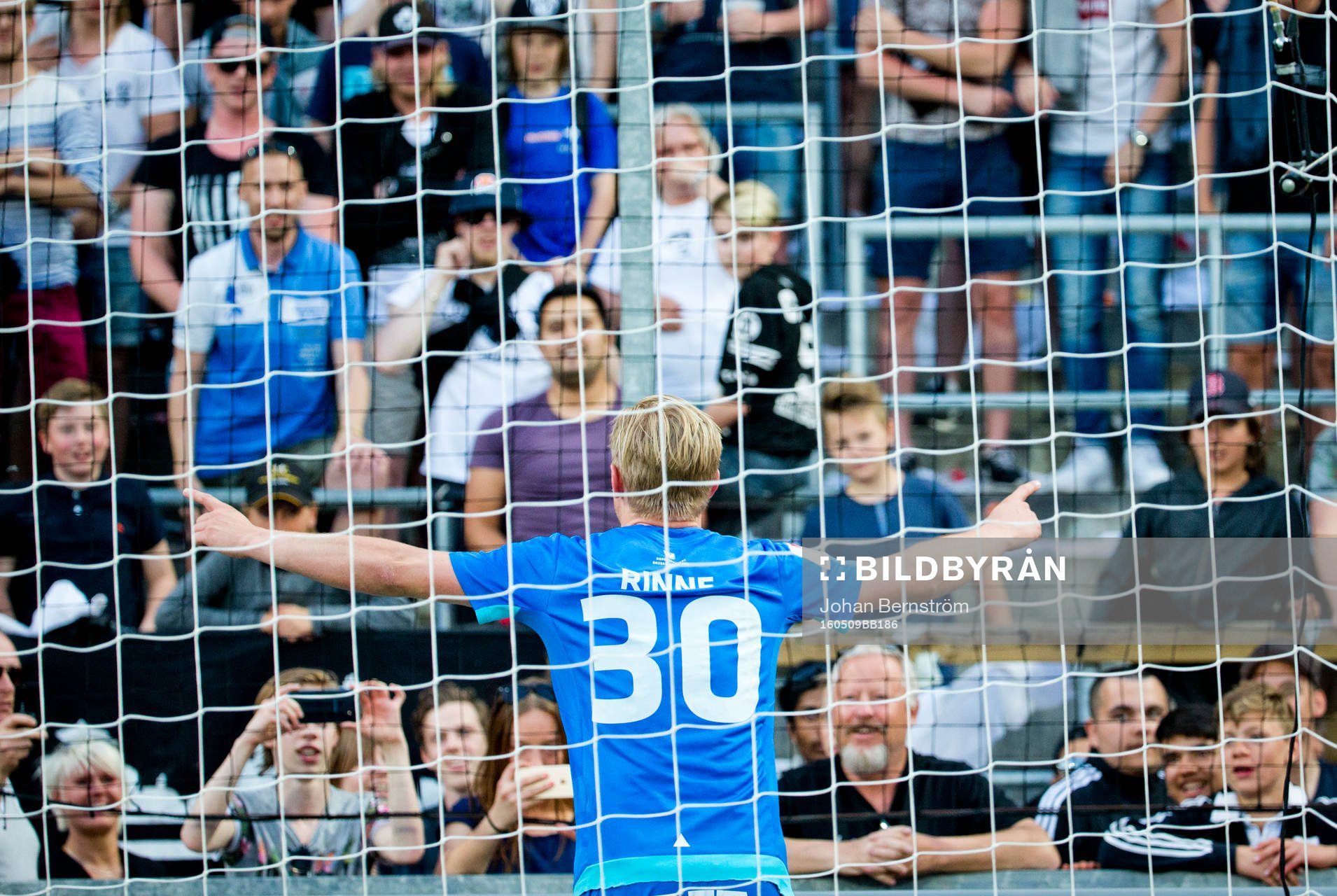 Örebros målvakt Jacob Rinne jublar efter matchen framför fansen under fotbollsmatchen i Allsvenskan mellan Örebro och Hammarby den 9 maj 2016 i Örebro.
