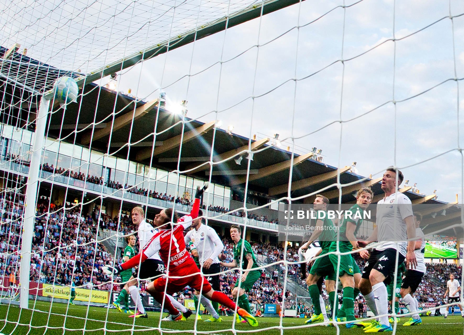 Örebros Brendan Hines-Ike gör 3-2 på Hammarbys målvakt