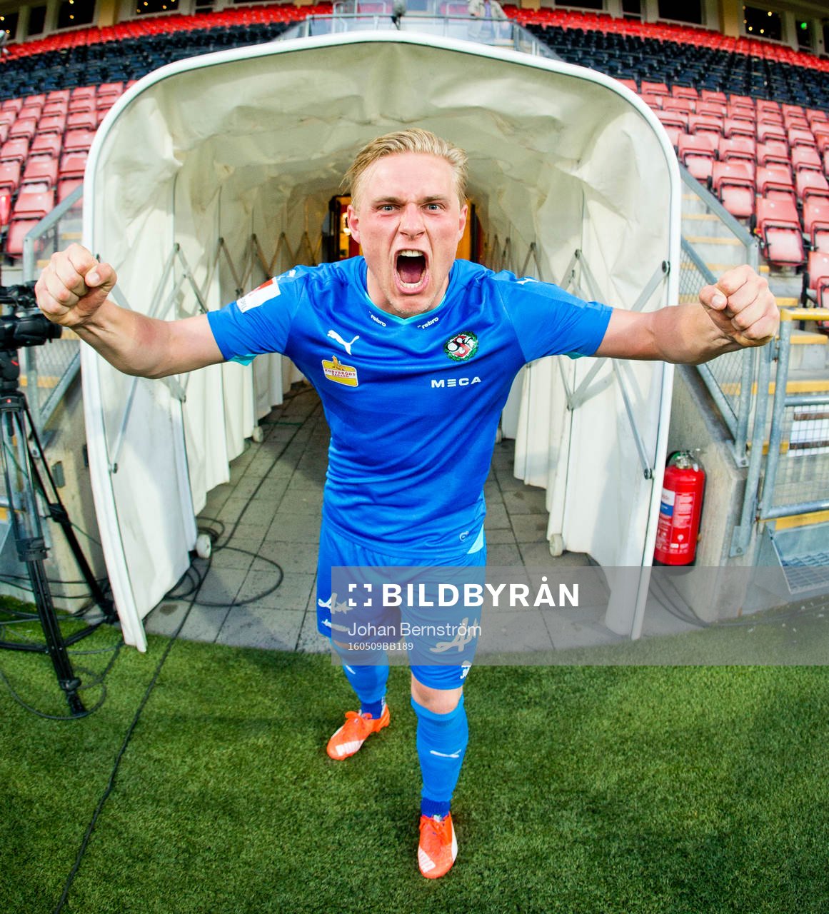 Örebros målvakt Jacob Rinne jublar efter matchen under fotbollsmatchen i Allsvenskan mellan Örebro och Hammarby den 9 maj 2016 i Örebro.