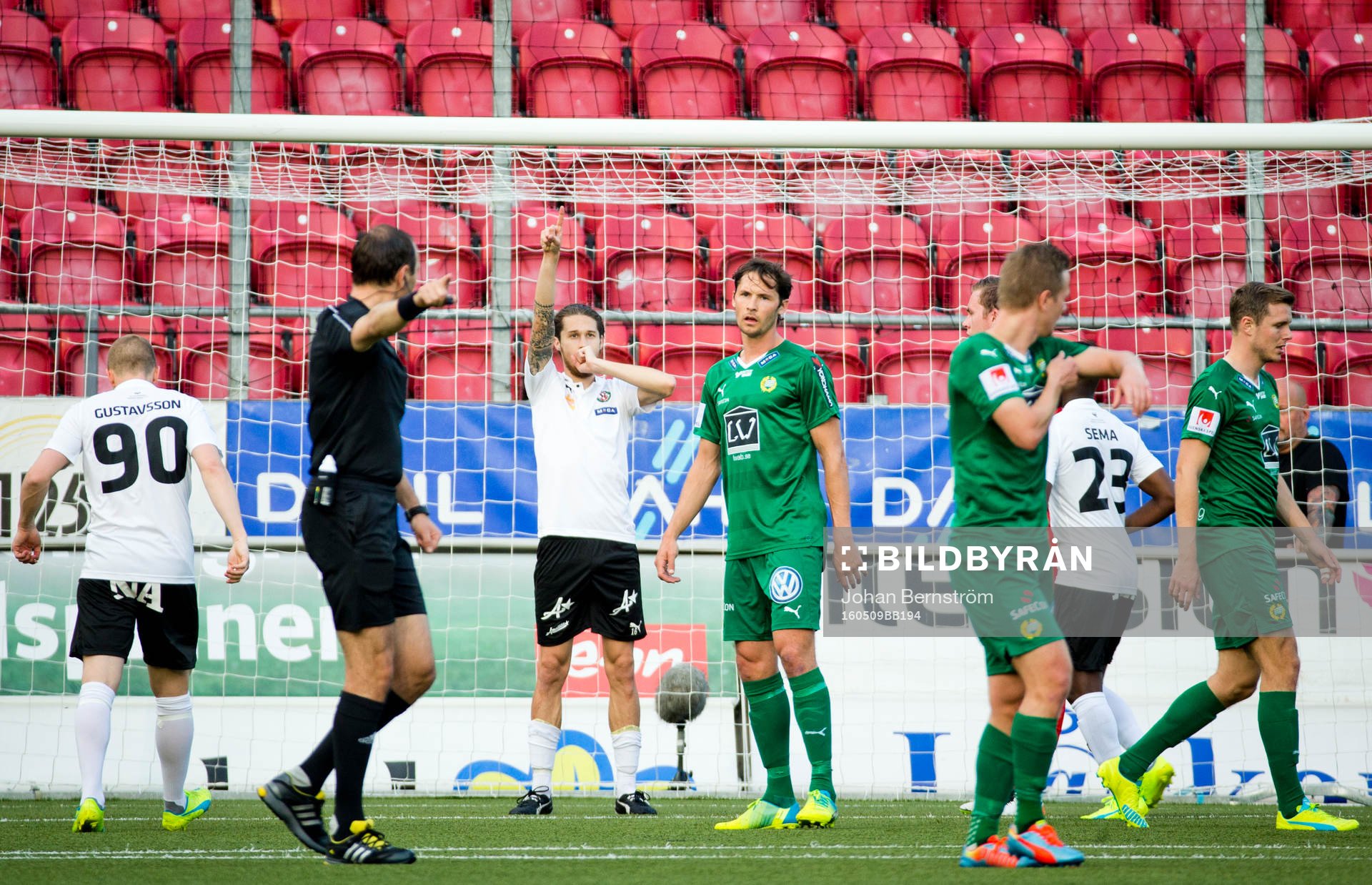 Örebros Daniel Nordmark gör 1-0 och jublar