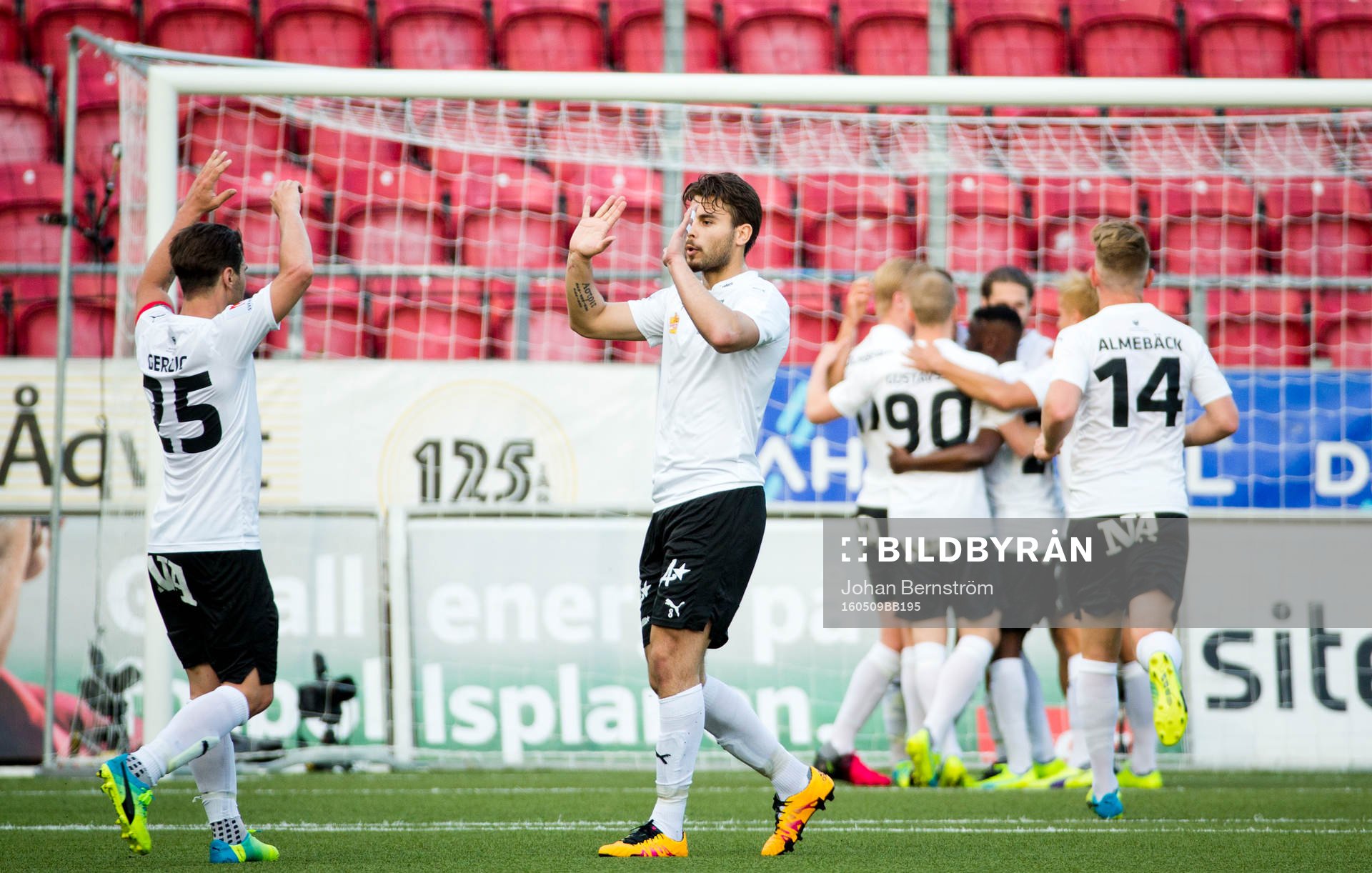 Örebros Daniel Nordmark gör 1-0 och jublar