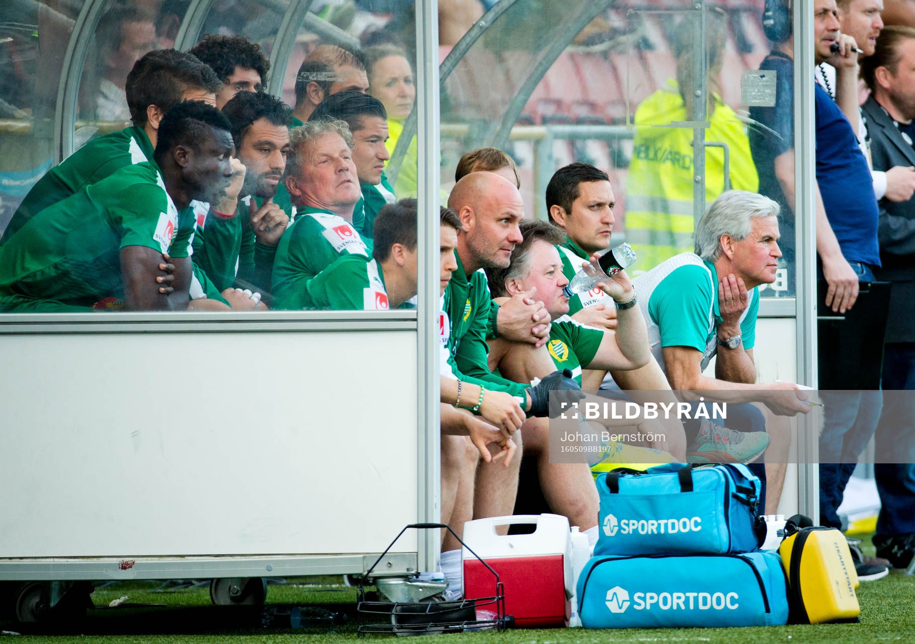 Deppigt på Hammarbys bänk med tränare Nanne Bergstrand