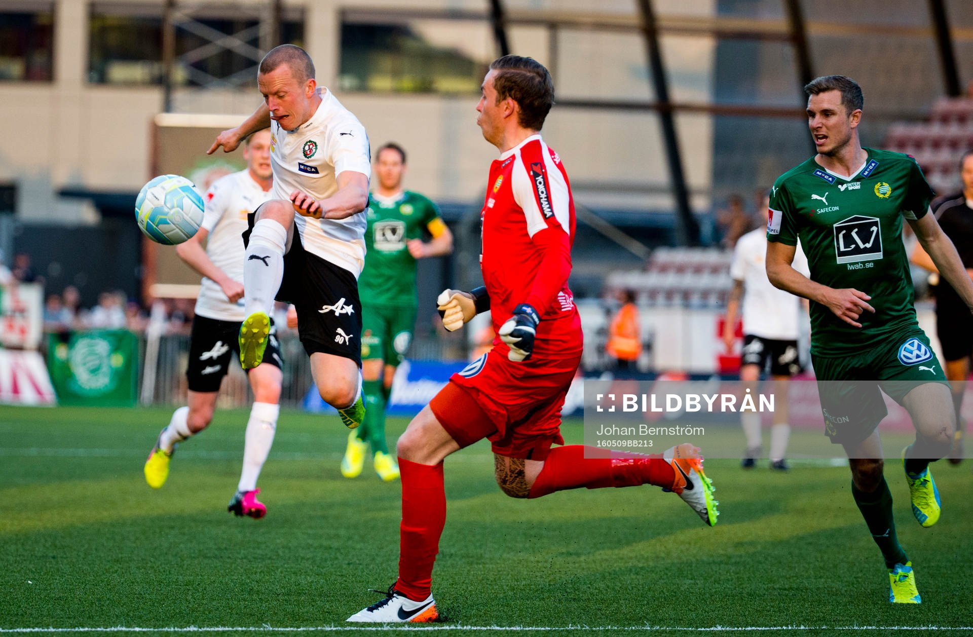 Örebros Daniel Gustavsson och Hammarbys målvakt Ögmundur