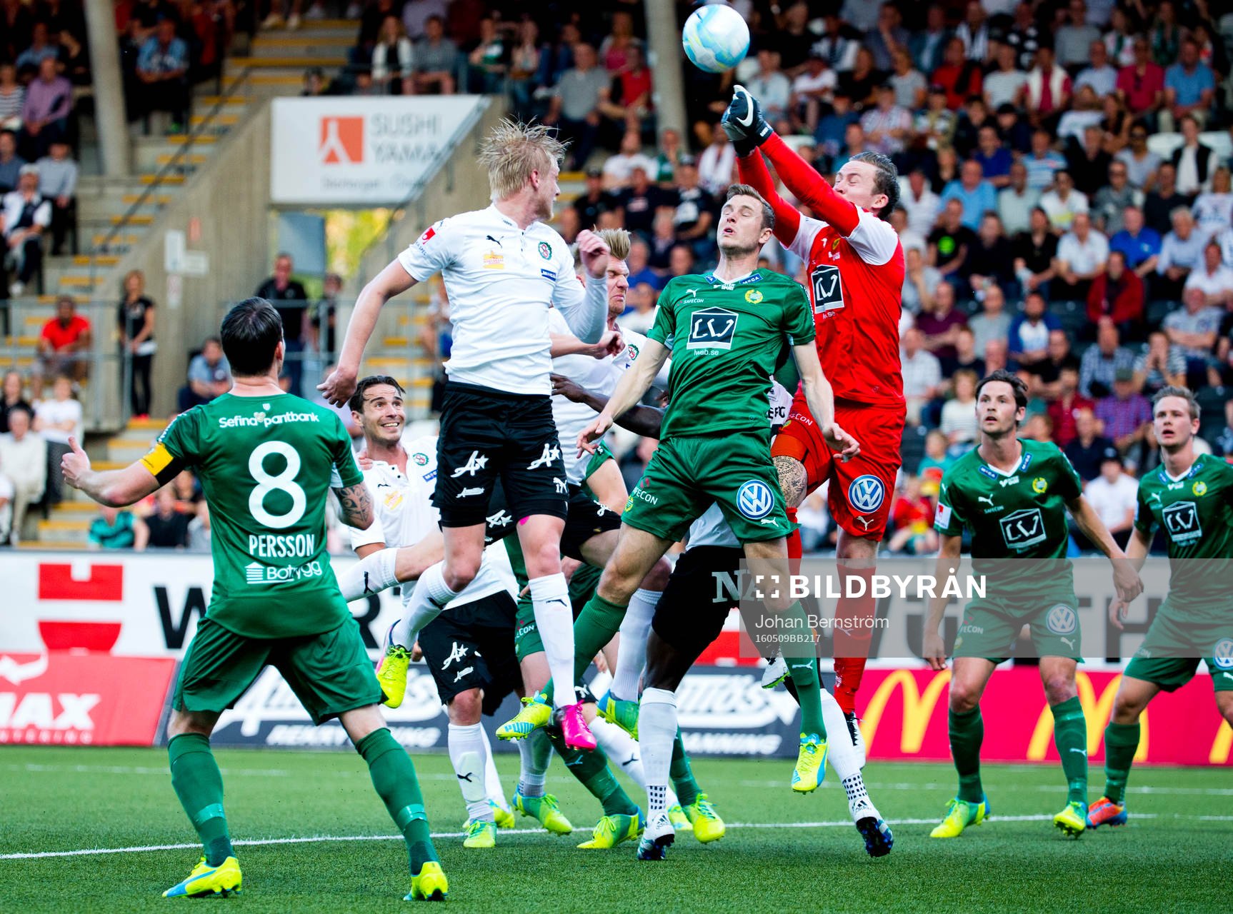 Örebros Karl Holmberg och Hammarbys målvakt Ögmundur