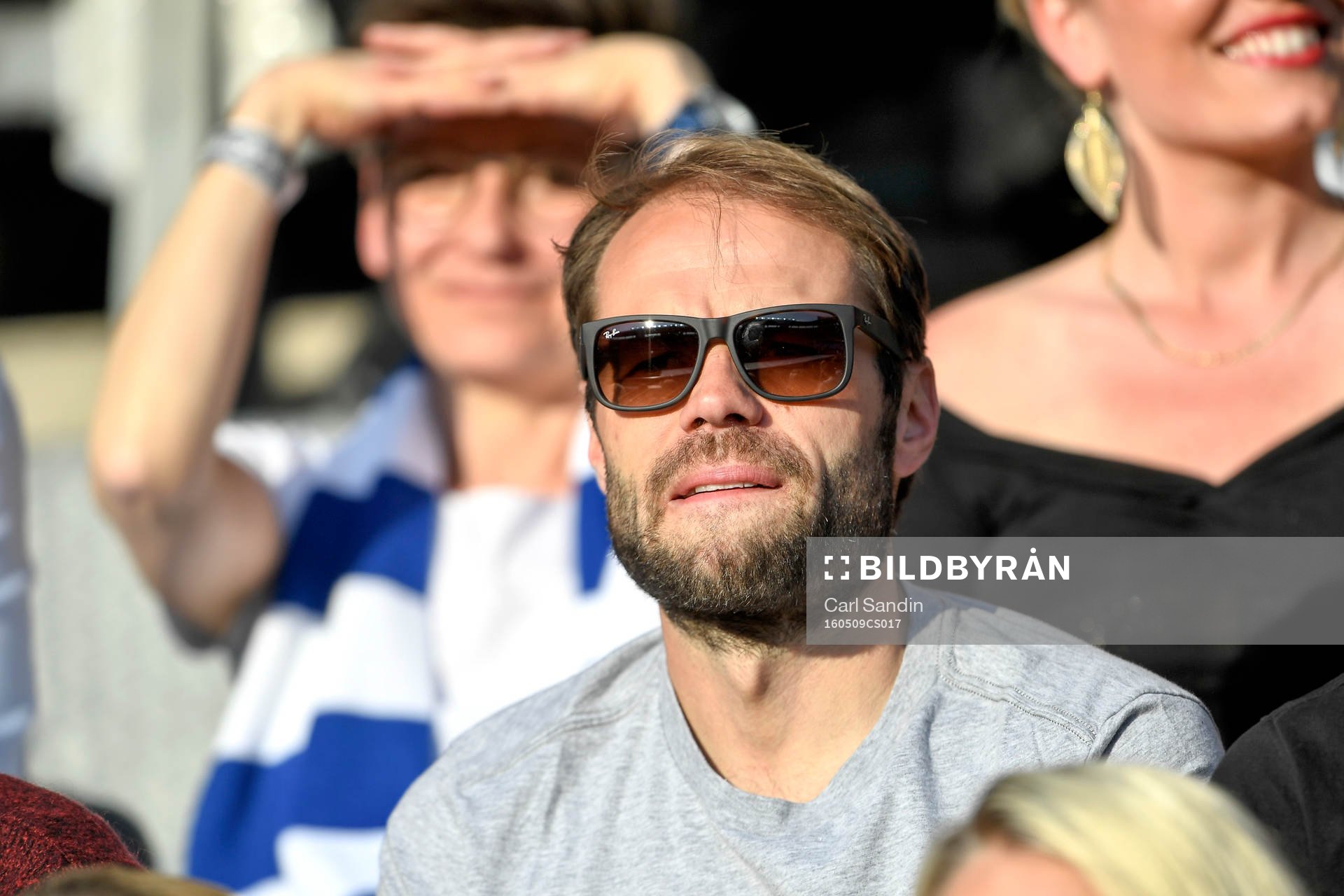s tränare Andreas Alm på läktaren