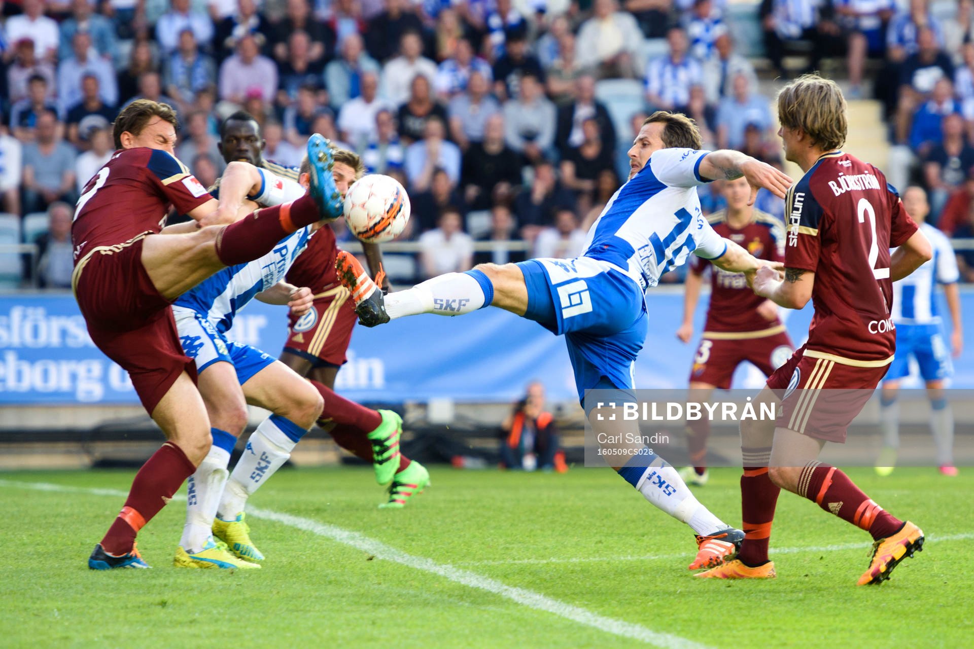 Djurgårdens Marcus Hansson försvarar mot IFK Göteborgs