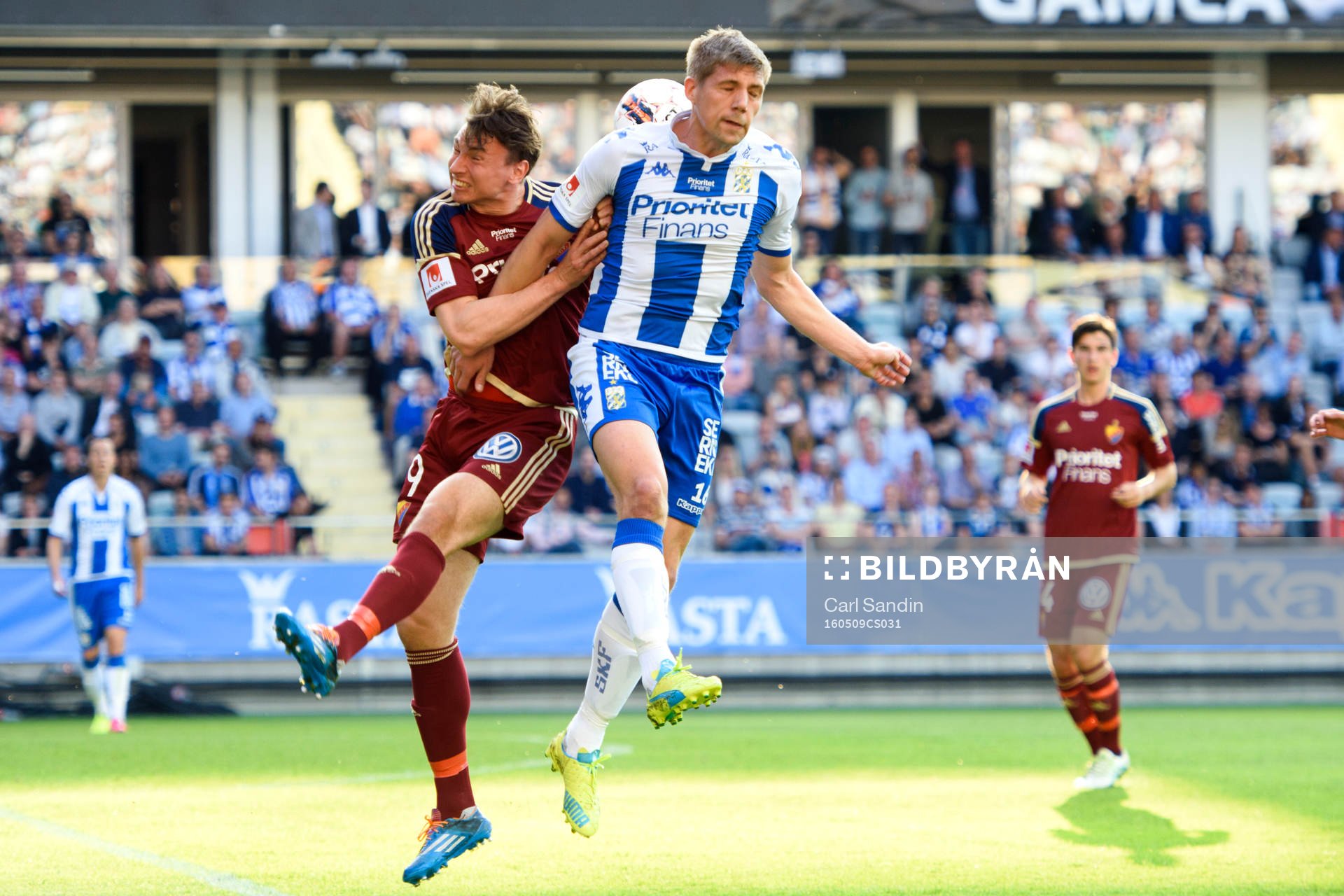 Djurgårdens Marcus Hansson försvarar mot IFK Göteborgs