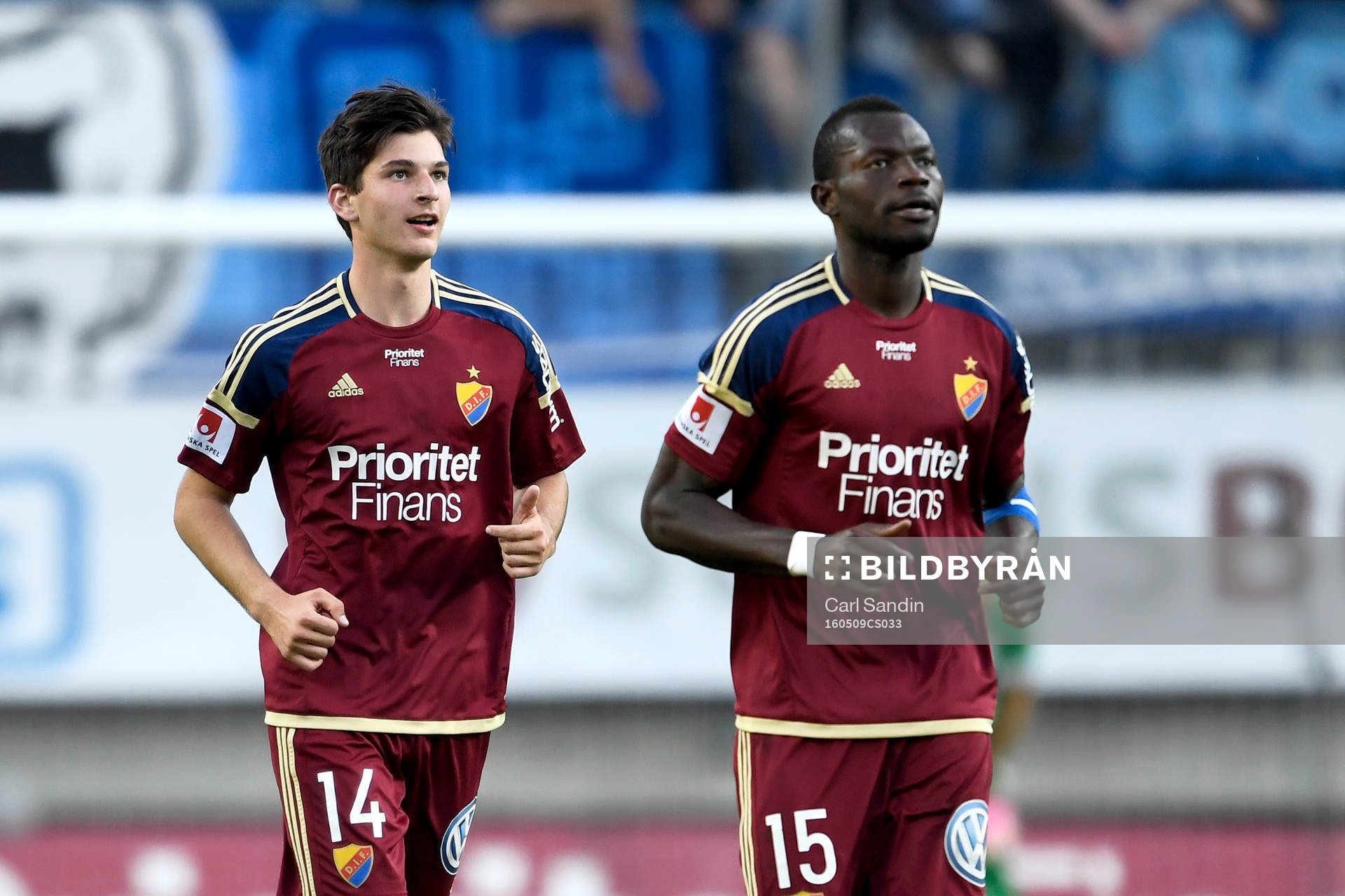 Djurgårdens Besard Sabovic och Omar Colley jublar efter 0-1 av Sabovic under fotbollsmatchen i Allsvenskan mellan IFK Göteborg och Djurgården den 9 maj 2016 i Göteborg.