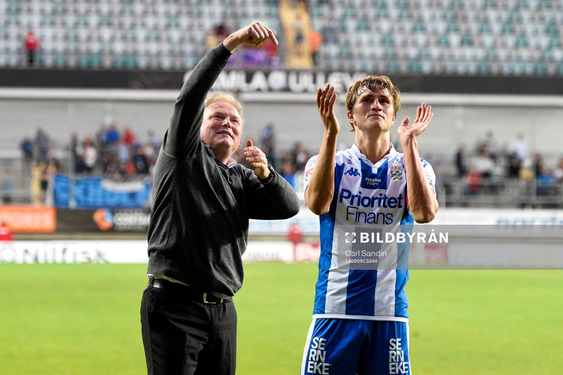 IFK Göteborgs tränare Jörgen Lennartsson hyllar Thomas Rogne efter fotbollsmatchen i Allsvenskan mellan IFK Göteborg och Djurgården den 9 maj 2016 i Göteborg.