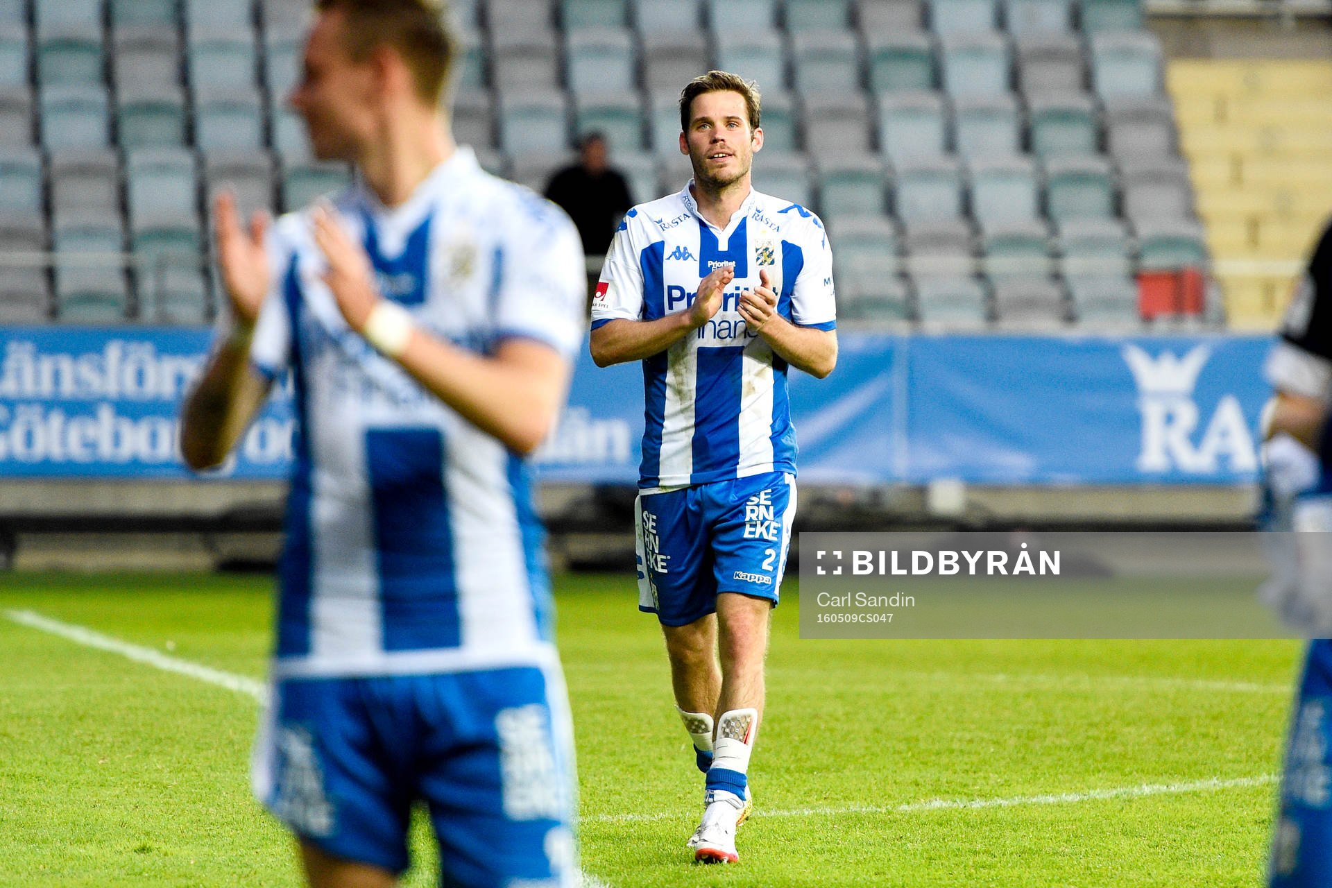 IFK Göteborgs Emil Salomonsson tackar publiken efter fotbollsmatchen i Allsvenskan mellan IFK Göteborg och Djurgården den 9 maj 2016 i Göteborg.