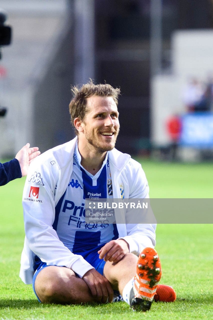 IFK Göteborgs Tobias Hysén sitter framför publiken