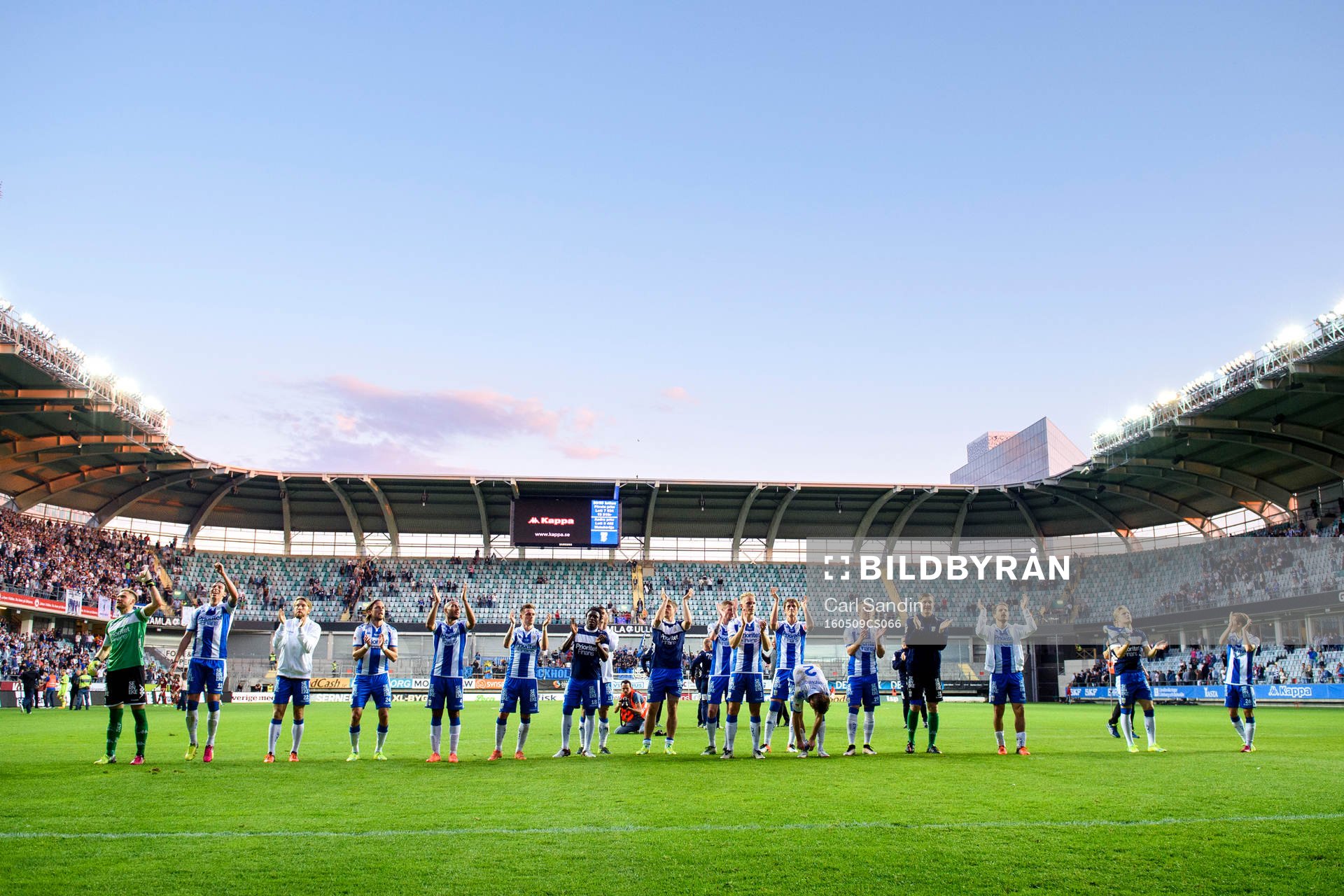IFK Göteborgs spelare tackar publiken