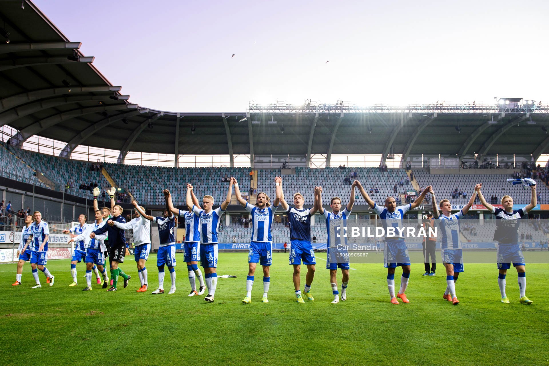 IFK Göteborgs spelare tackar publiken