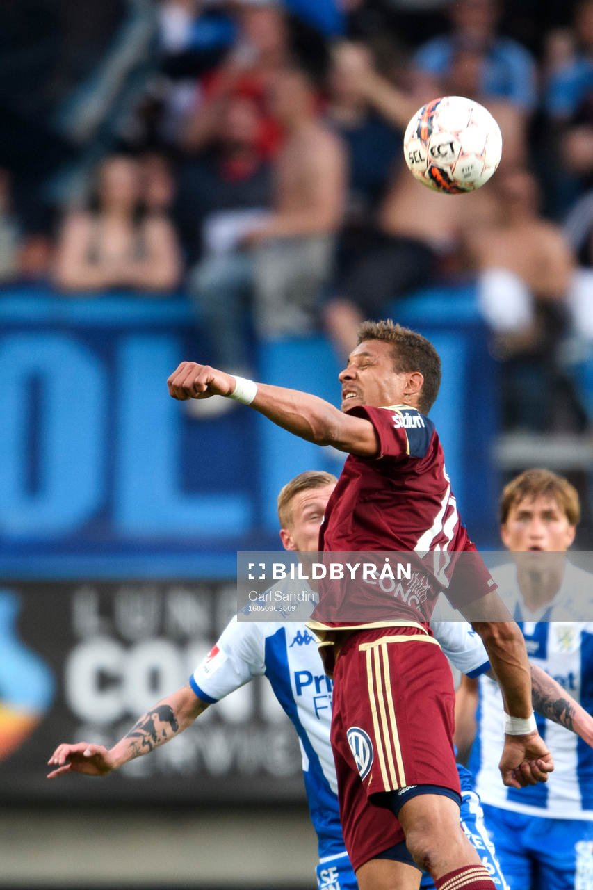 Djurgårdens Mathias Ranegie nickar bollen