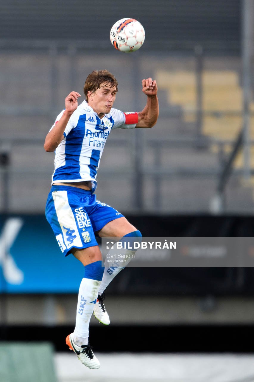 IFK Göteborgs Thomas Rogne nickar bollen