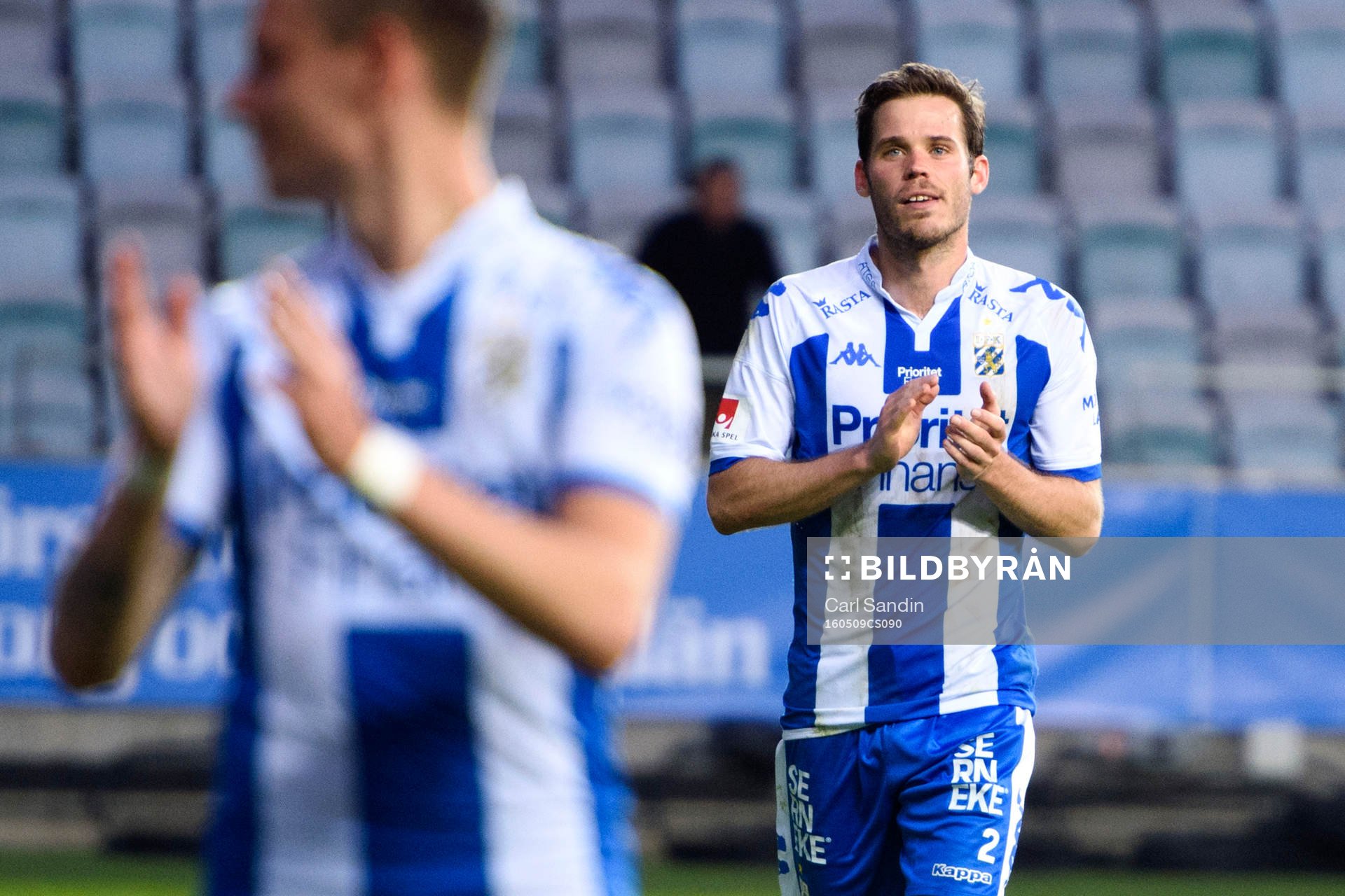 IFK Göteborgs Emil Salomonsson tackar publiken