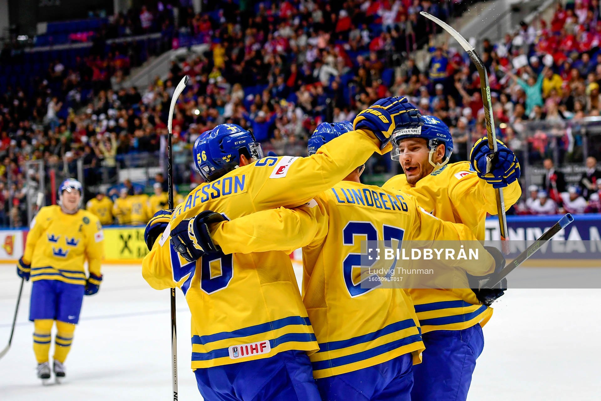 Sveriges Erik Gustafsson, målskytten Martin Lundberg och