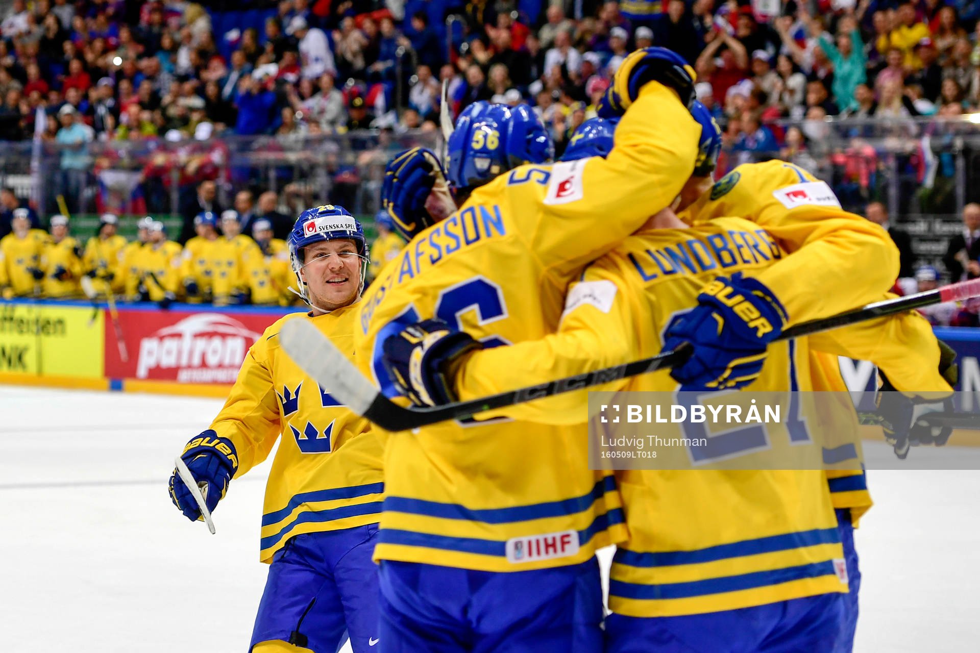 Sveriges Erik Gustafsson, målskytten Martin Lundberg och
