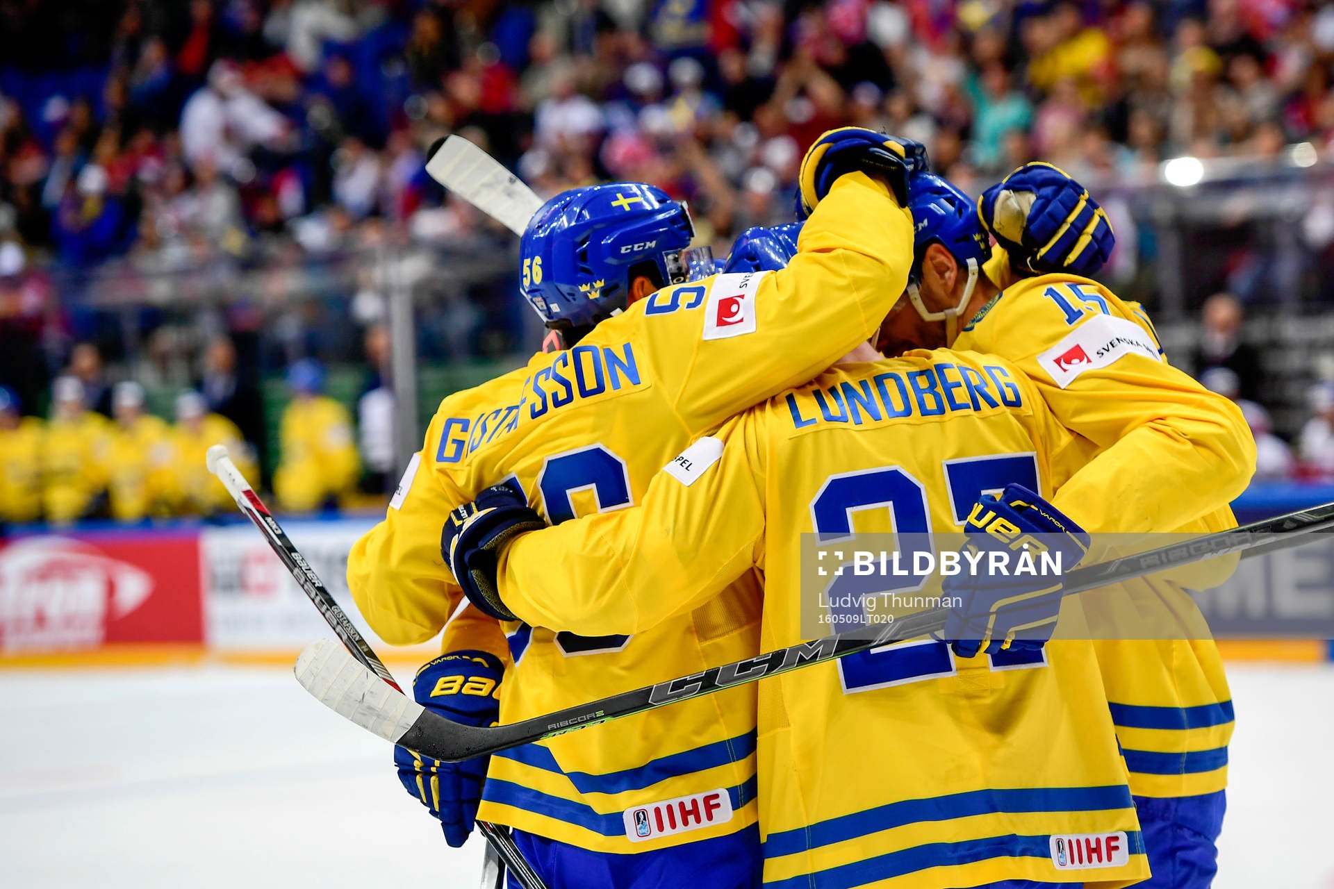 Sveriges Erik Gustafsson, målskytten Martin Lundberg och