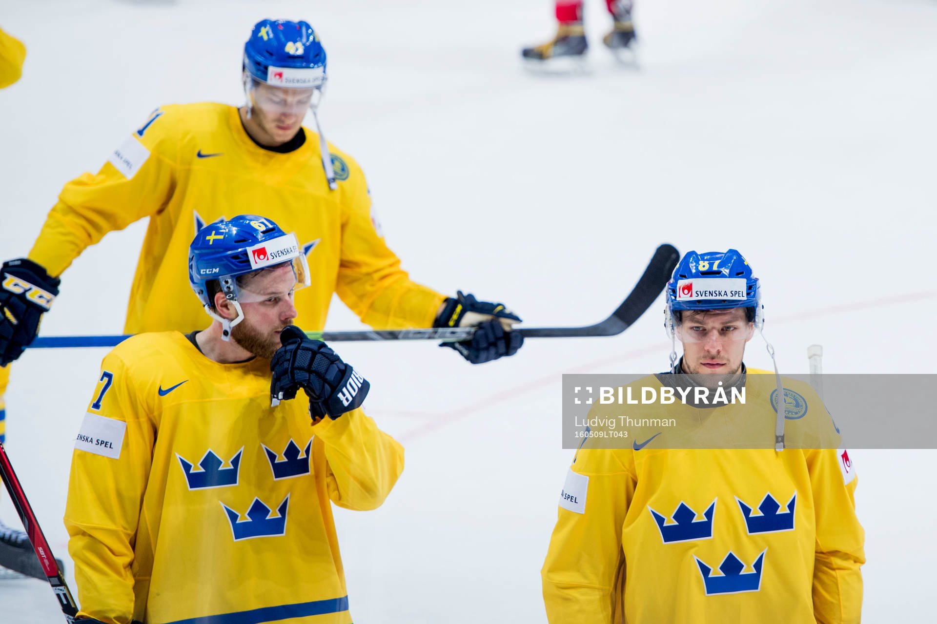 Sveriges Linus Omark och Robert Rosen deppar när de