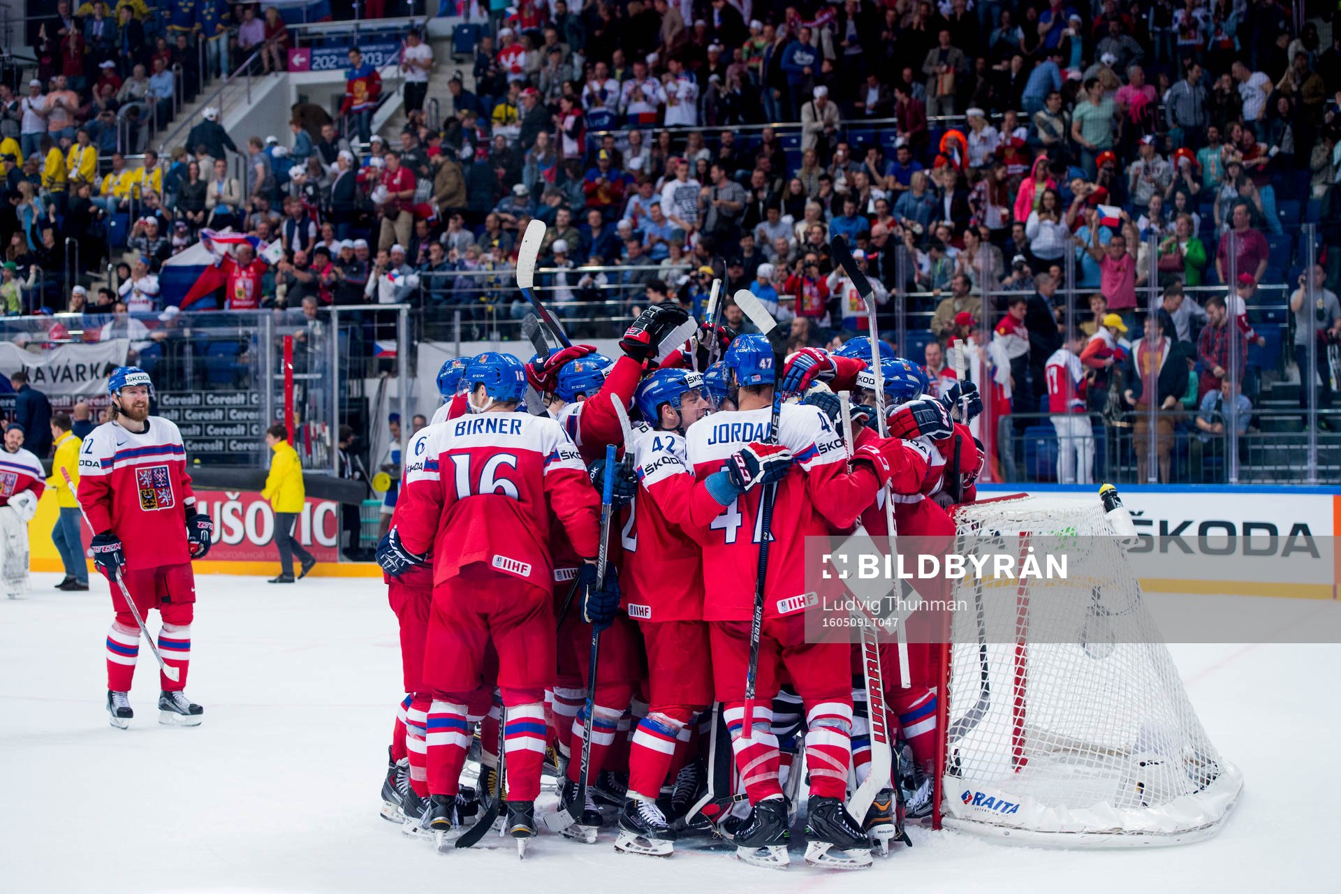 Tjeckiens spelare firar segern i ishockeymatchen i