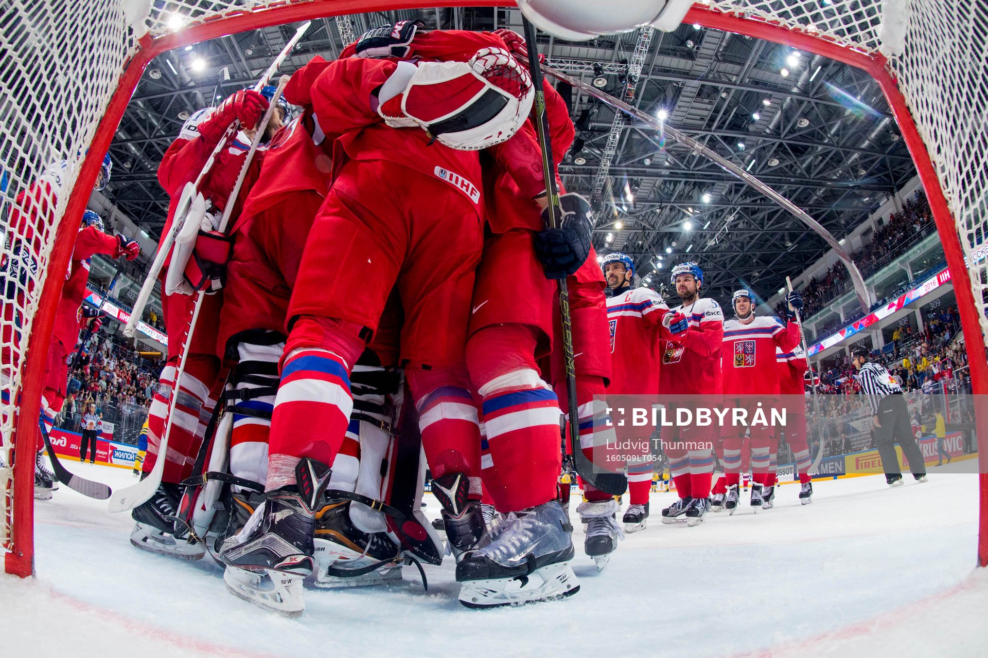 Tjeckiens spelare firar segern i ishockeymatchen i