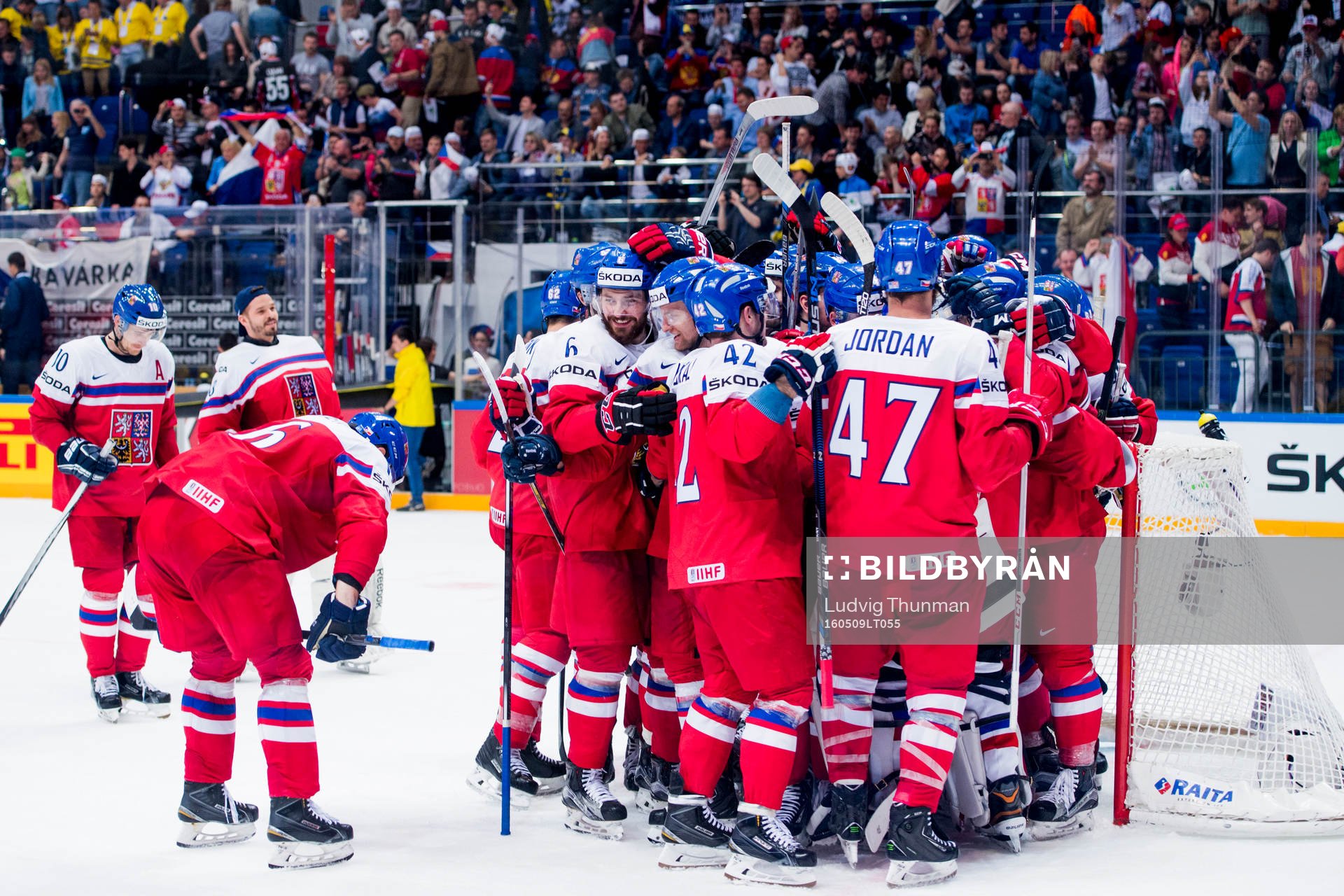 Tjeckiens spelare firar segern i ishockeymatchen i