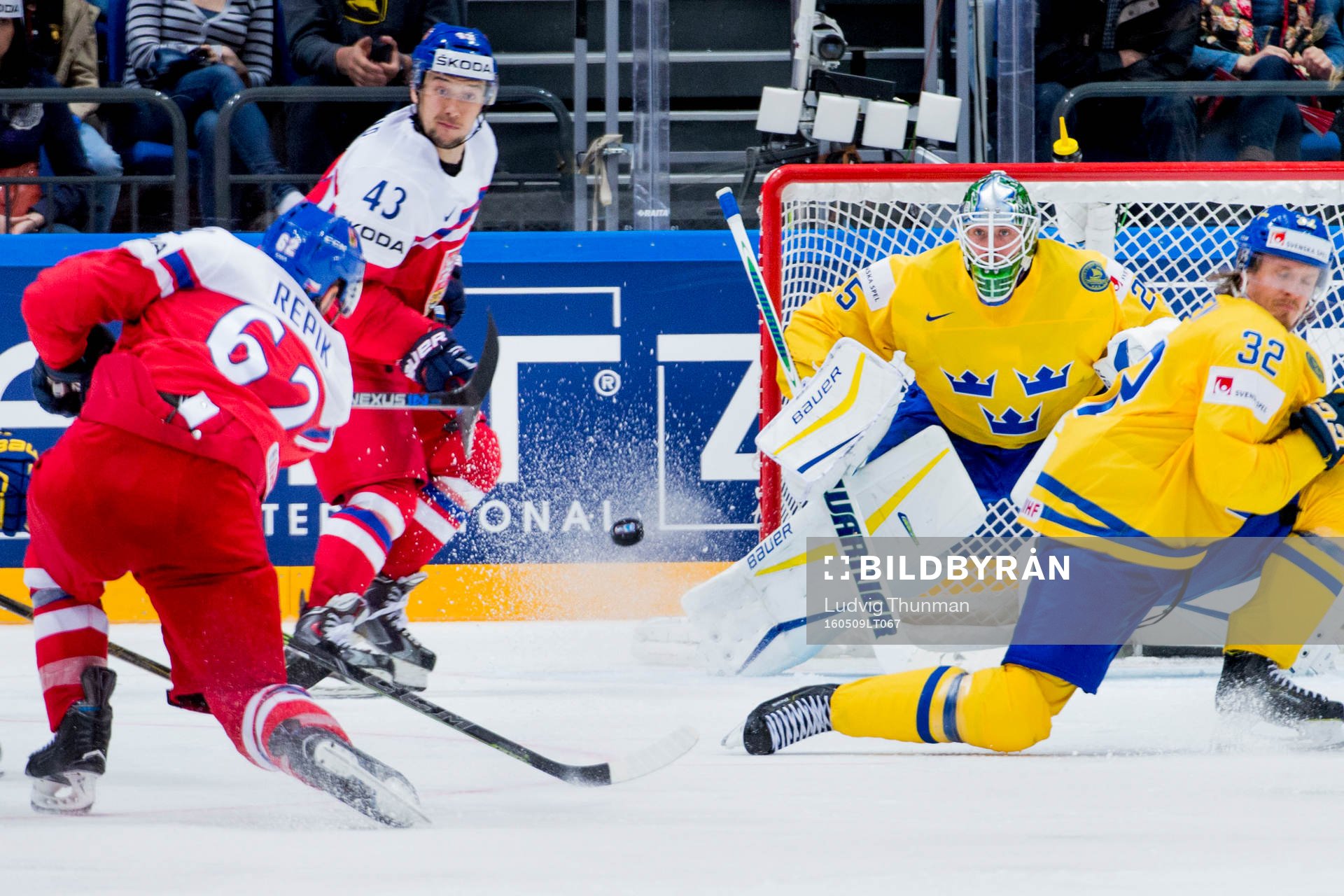 Tjeckiens Michal Repik skjuter mot Sveriges målvakt Jacob
