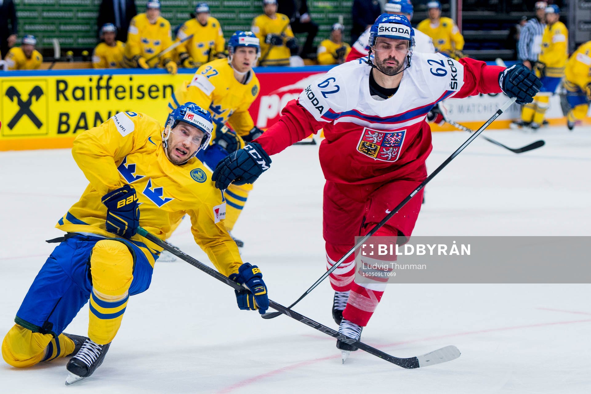 160509 Sveriges Mattias Sjögren dras ner av Tjeckiens