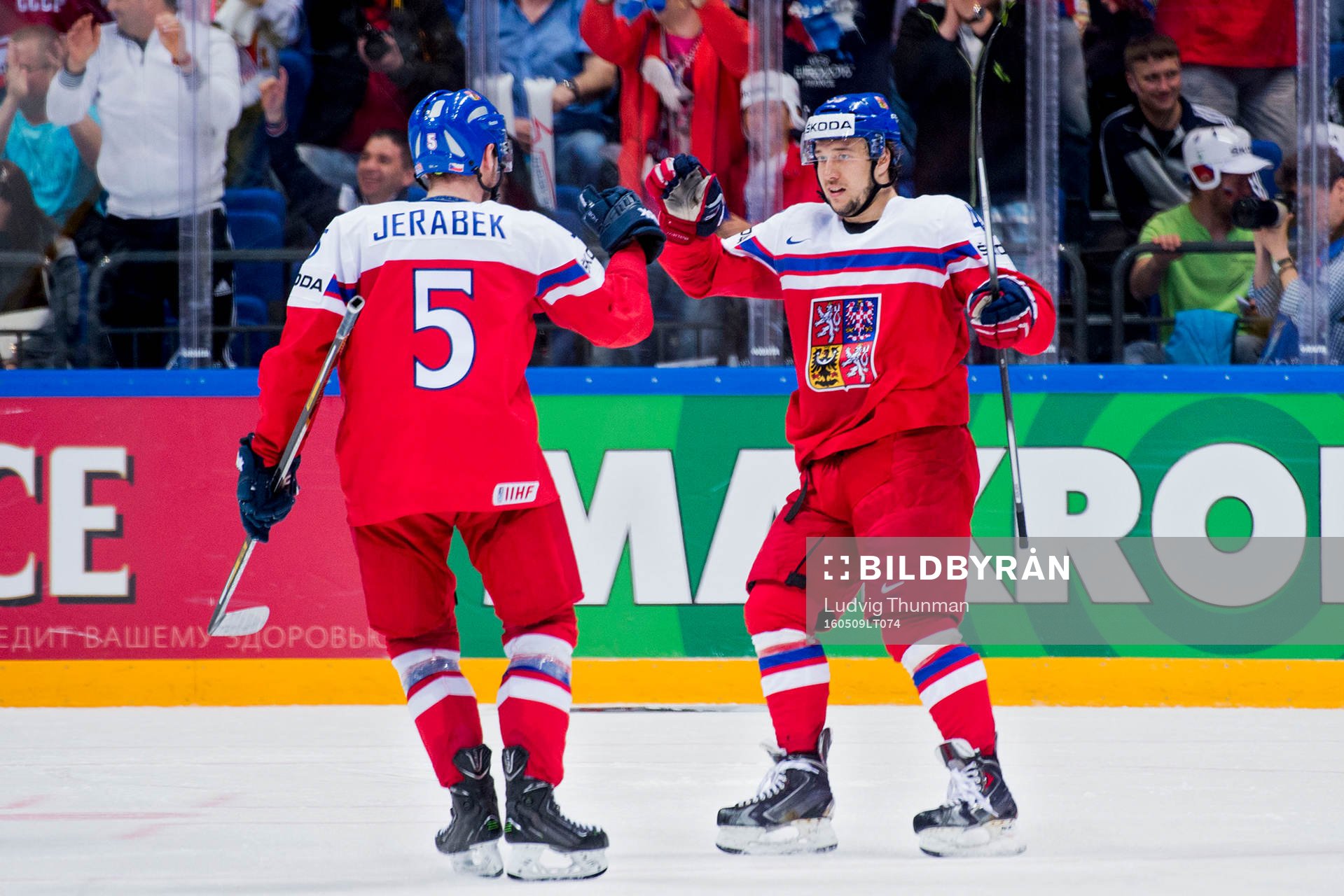 Tjeckiens Jan Kovar (th) firar han gjort 2-2 med Jakub