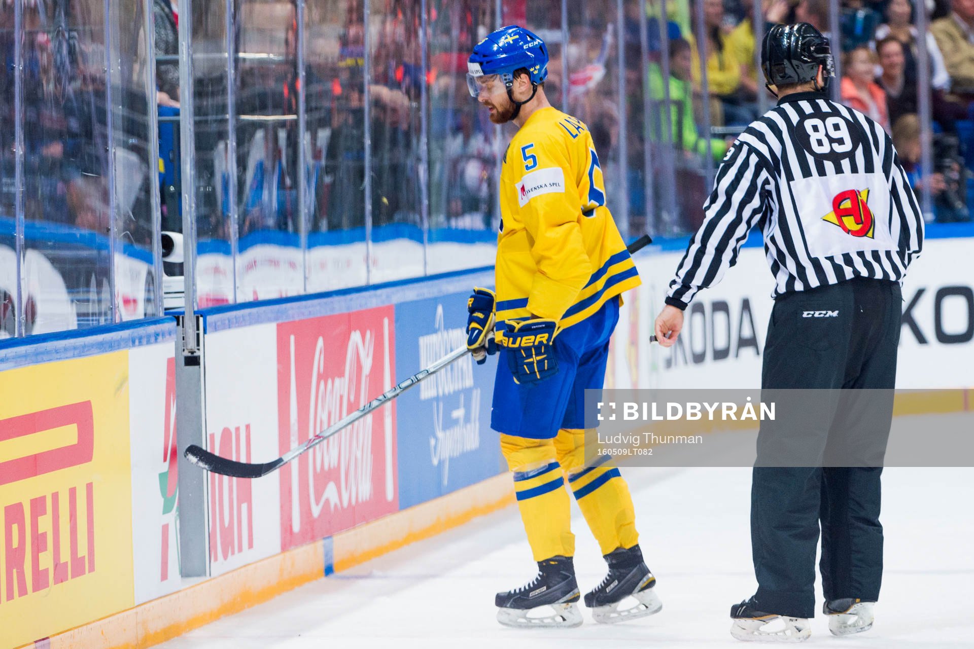 Sveriges Adam Larsson påväg in i utvisningsbåset