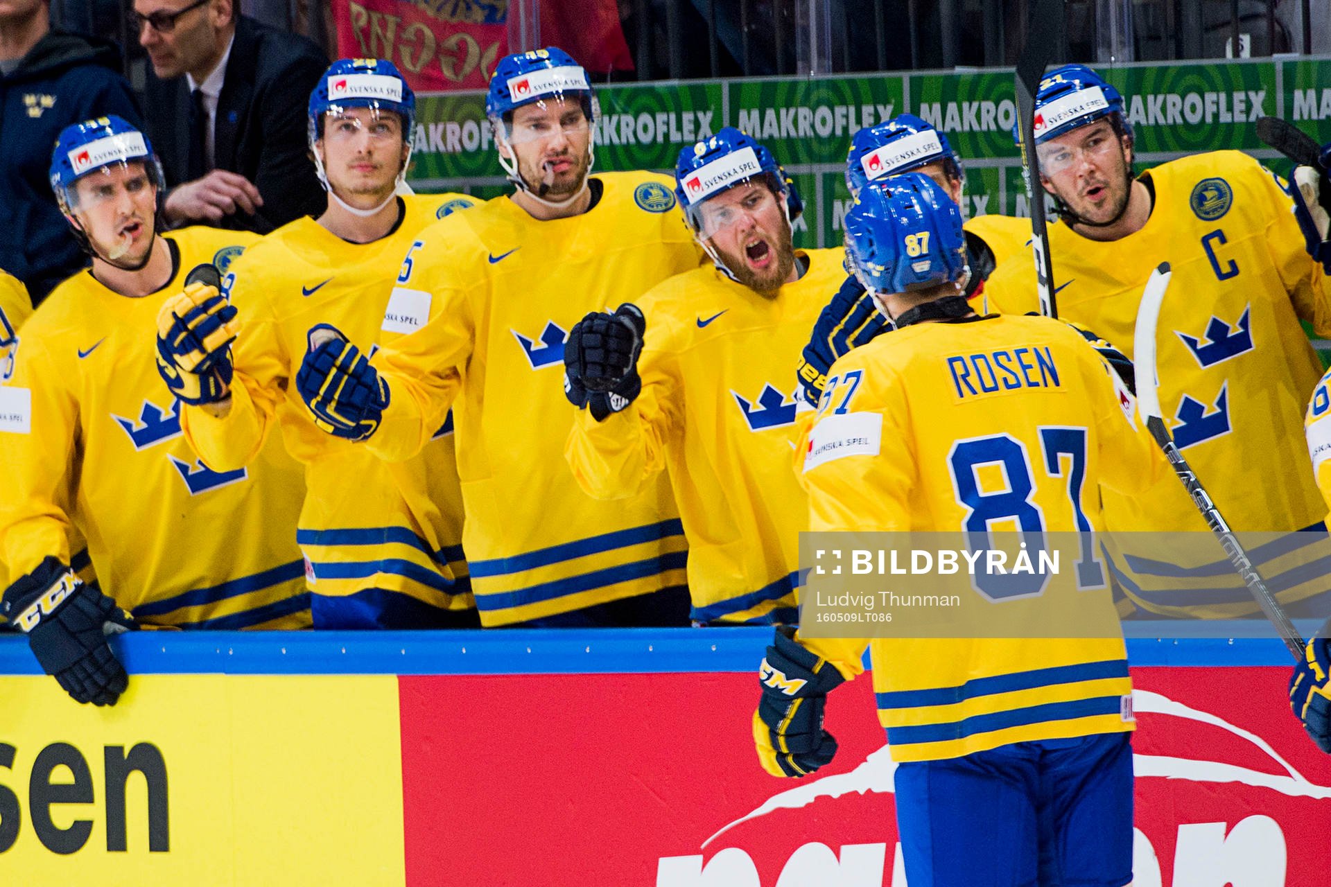 Sveriges Robert Rosen firar han gjort 1-0 med bänken