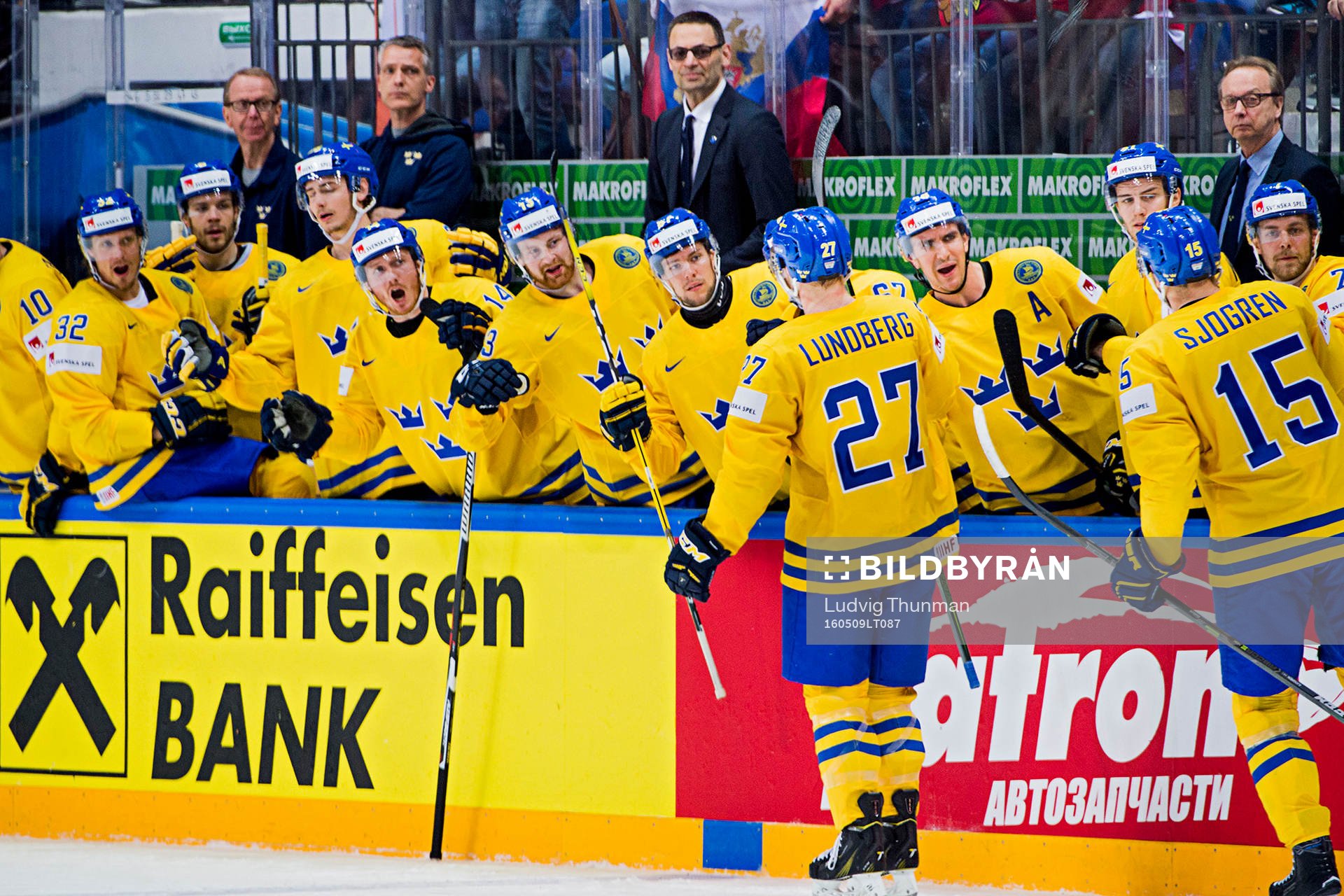 Sveriges Martin Lundberg firar 2-0 med bänken