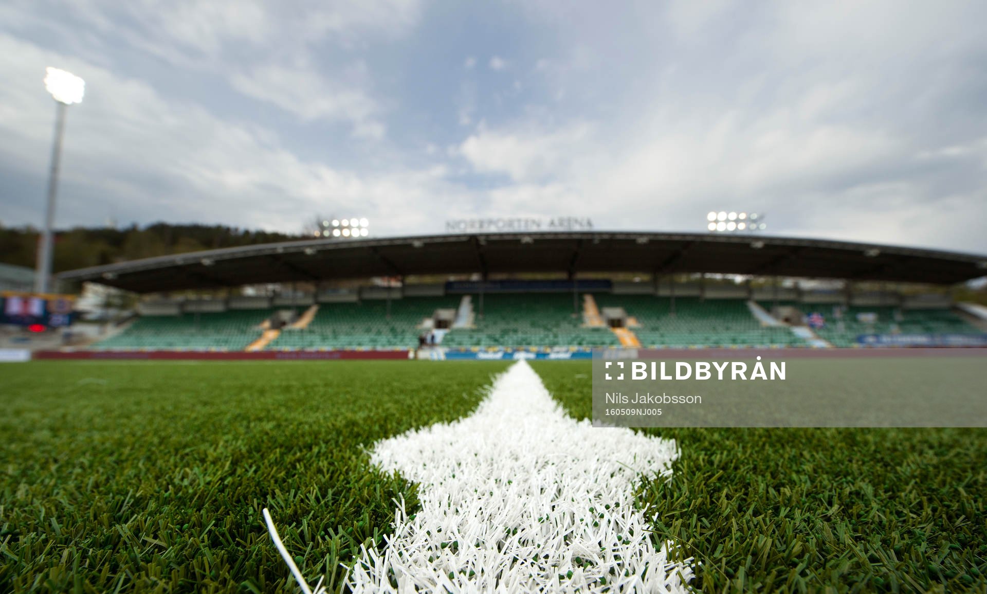 Konstgräs på Norrporten Arena innan fotbollsmatchen i