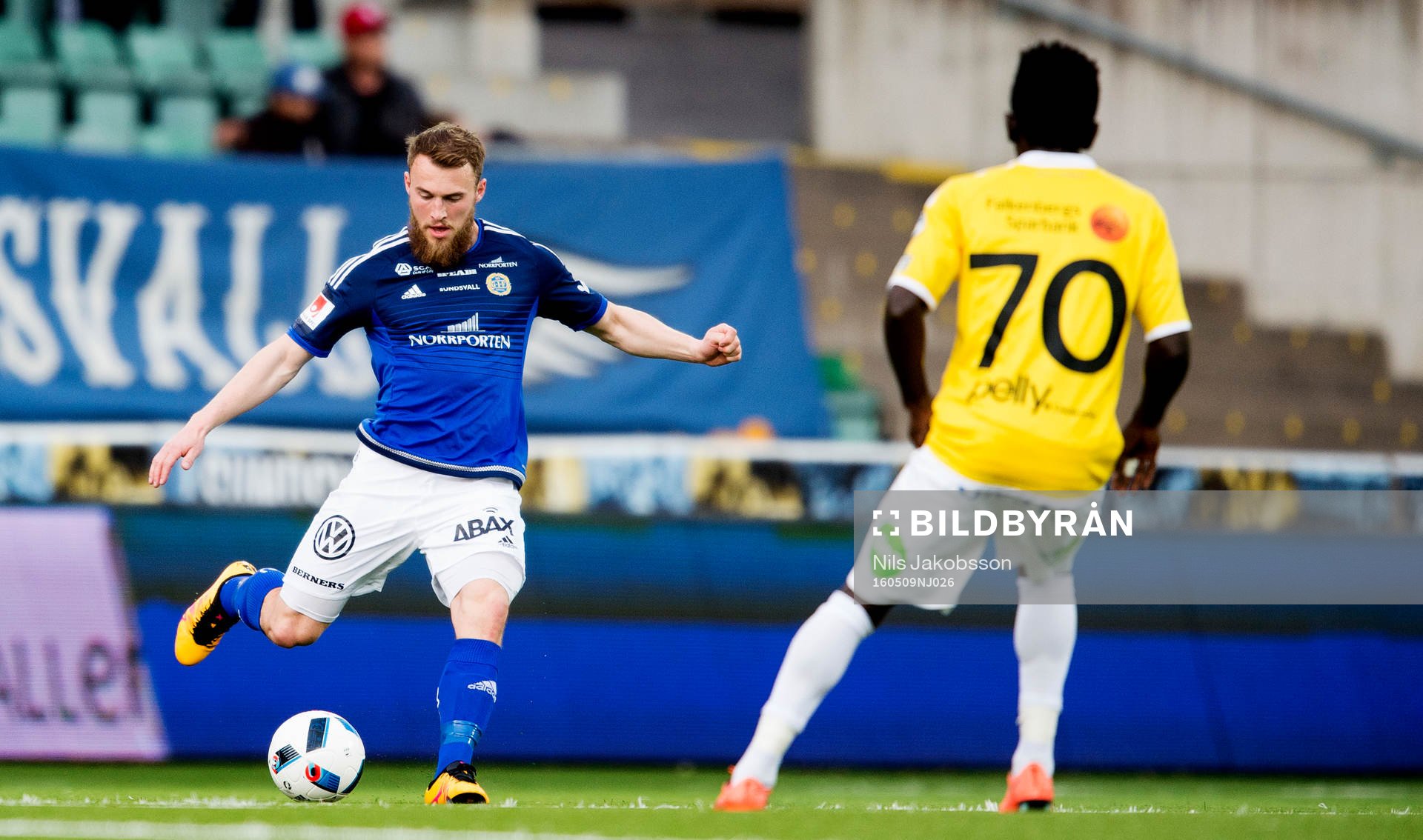 Sundsvalls Runar Sigurjonsson och Falkenbergs David Svensson