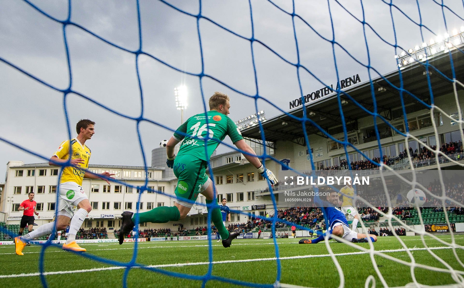 Sundsvalls Stefan Silva gör 2-0 bakom Falkenbergs målvakt