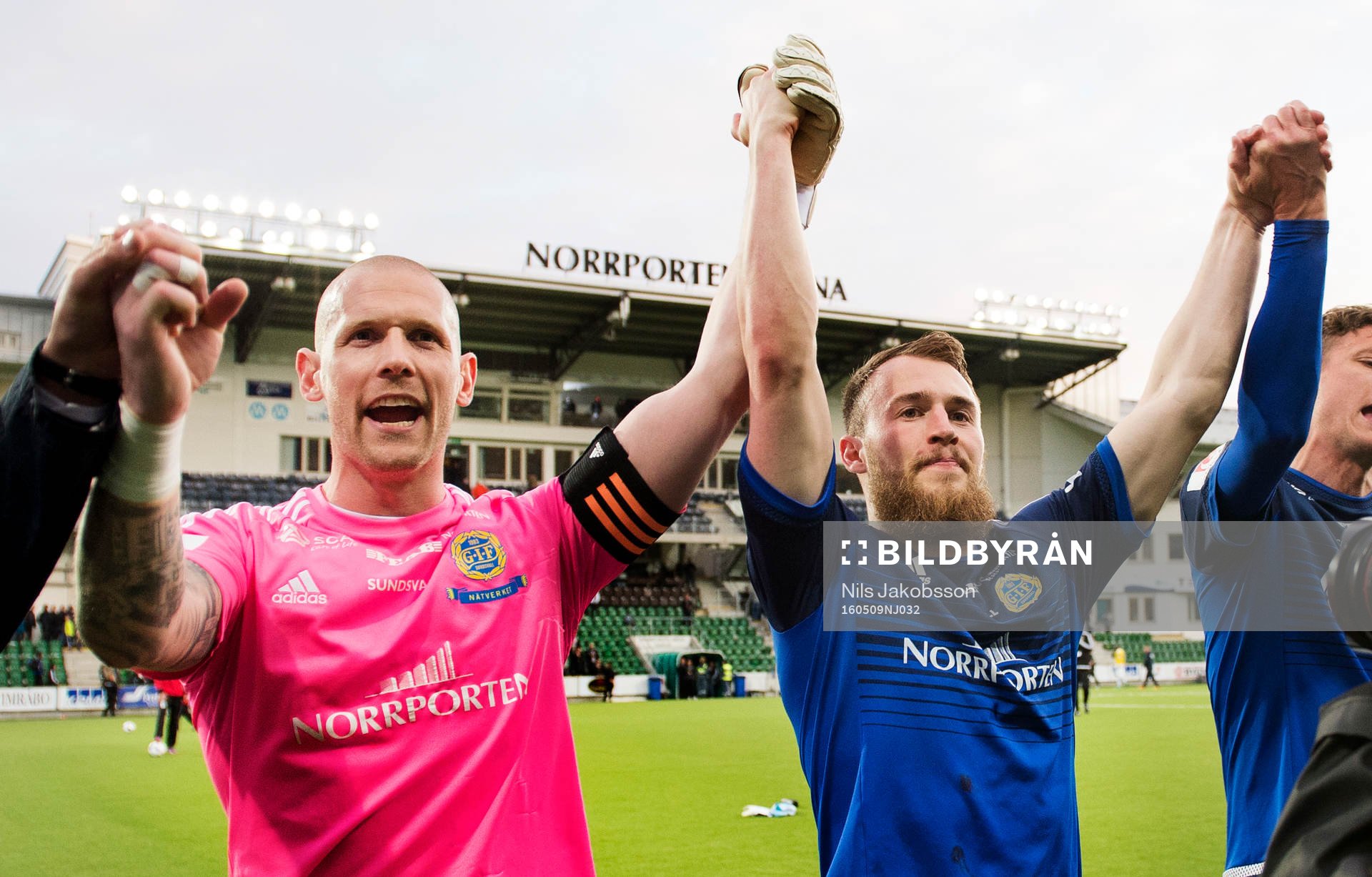 Sundsvalls målvakt Tommy Naurin och Runar Sigurjonsson jublar efter fotbollsmatchen i Allsvenskan mellan GIF Sundsvall och Falkenberg den 9 maj 2016 i Sundsvall.