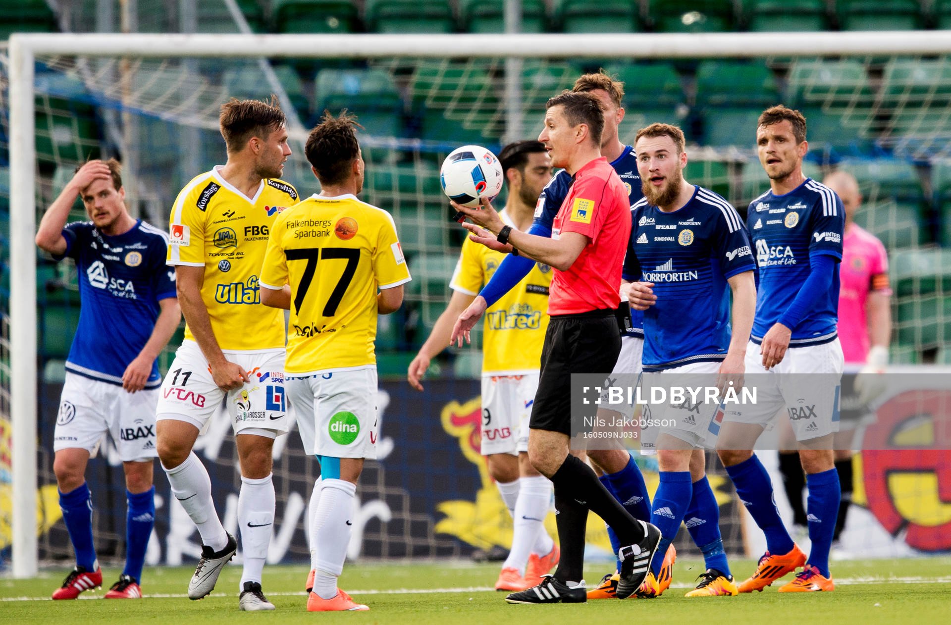 Domare Bojan Pandzic blåser av matchen för tidigt men