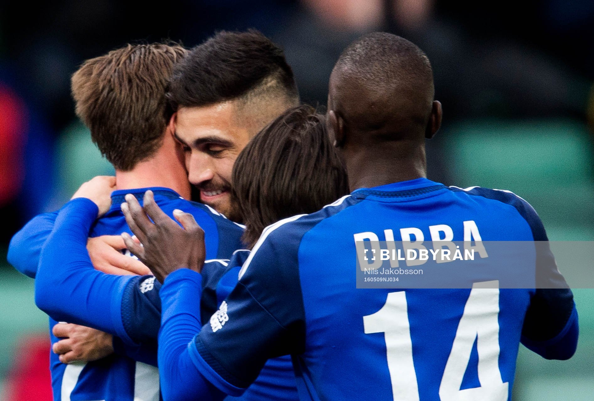 Sundsvalls Eric Larsson jublar med målskytten till 2-0