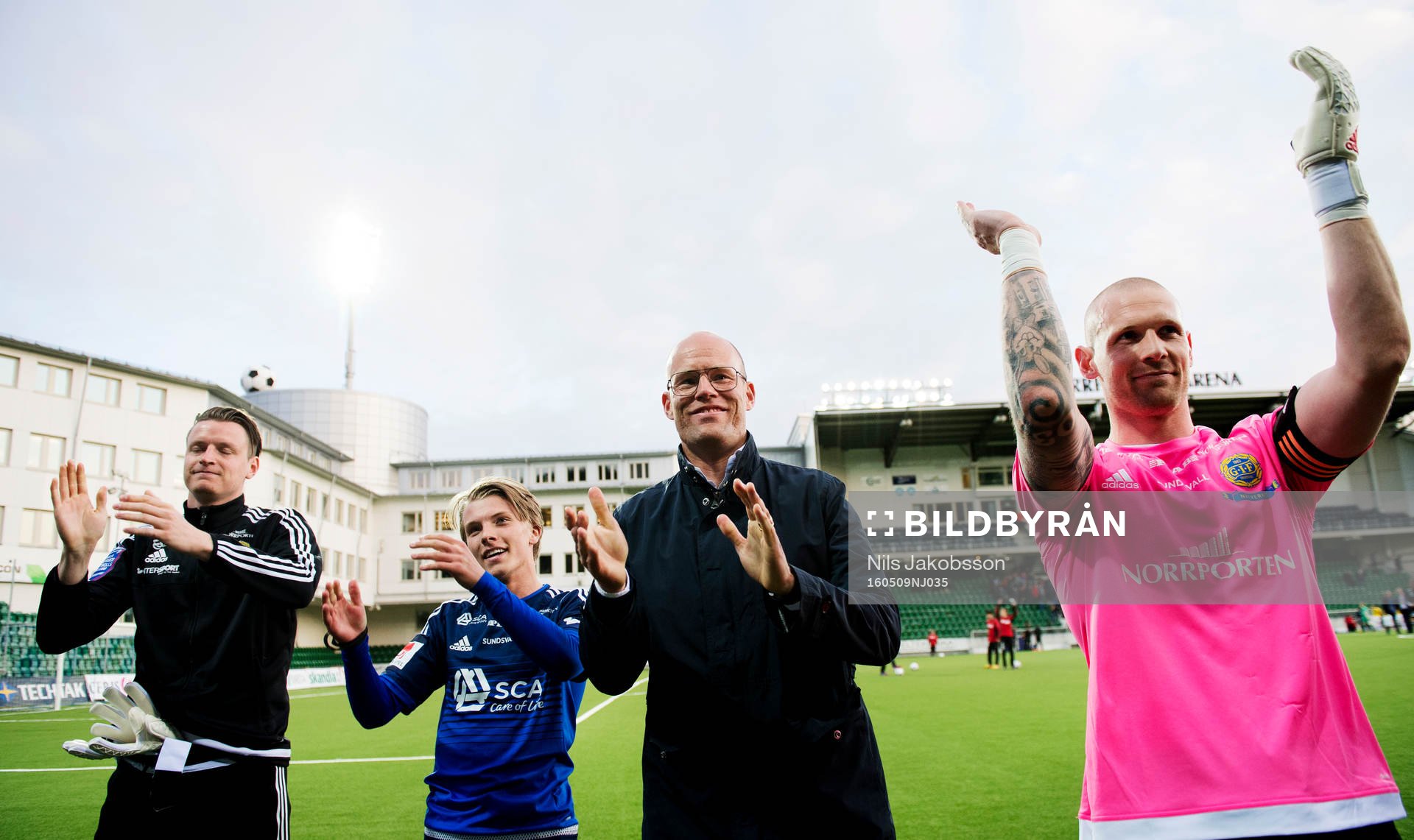 Sundsvalls Erik Granat, tränare Joel Cedergren, målvakt Tommy Naurin jublar efter fotbollsmatchen i Allsvenskan mellan GIF Sundsvall och Falkenberg den 9 maj 2016 i Sundsvall.