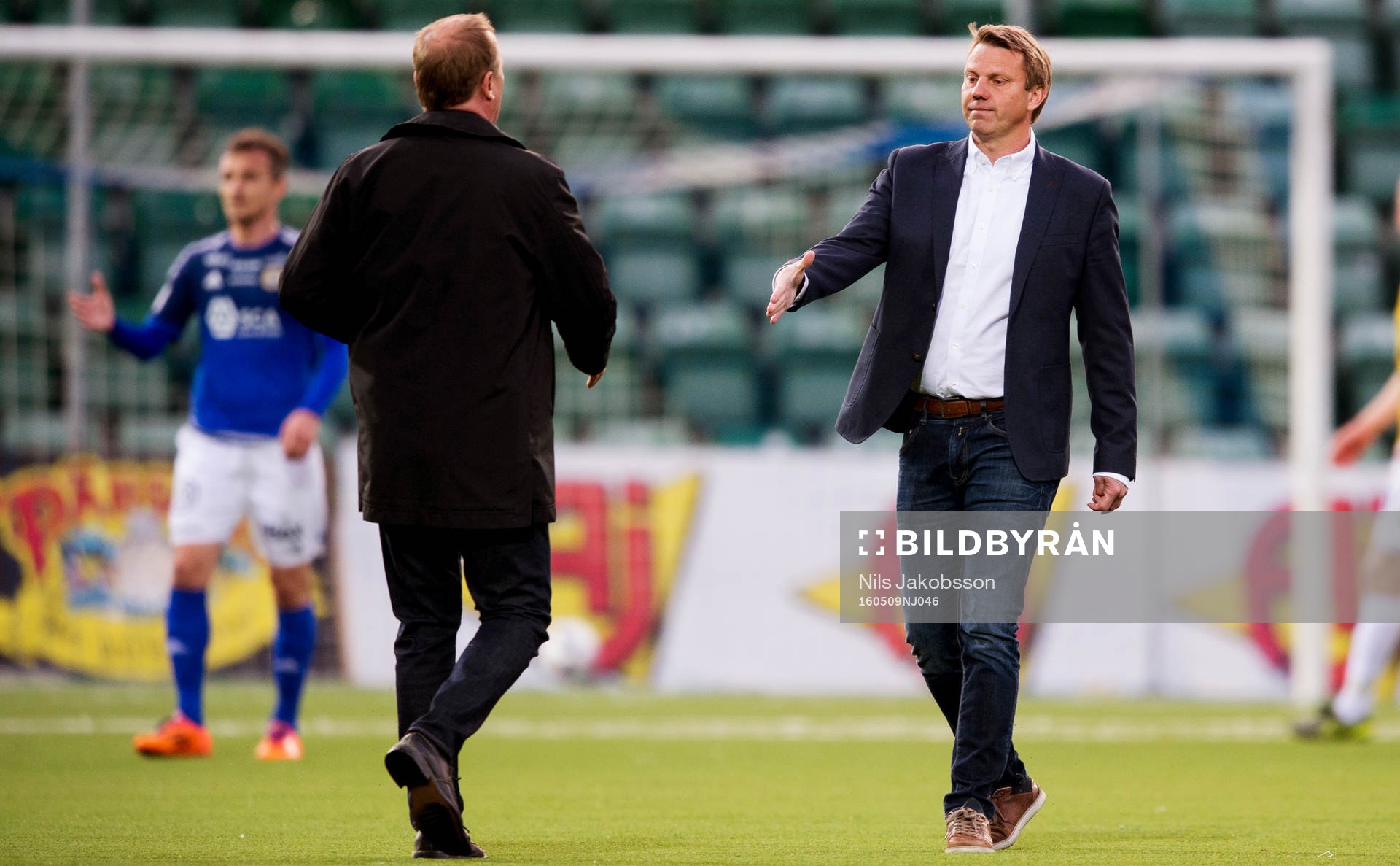 Sundsvalls tränare Roger Franzen tackar Falkenbergs