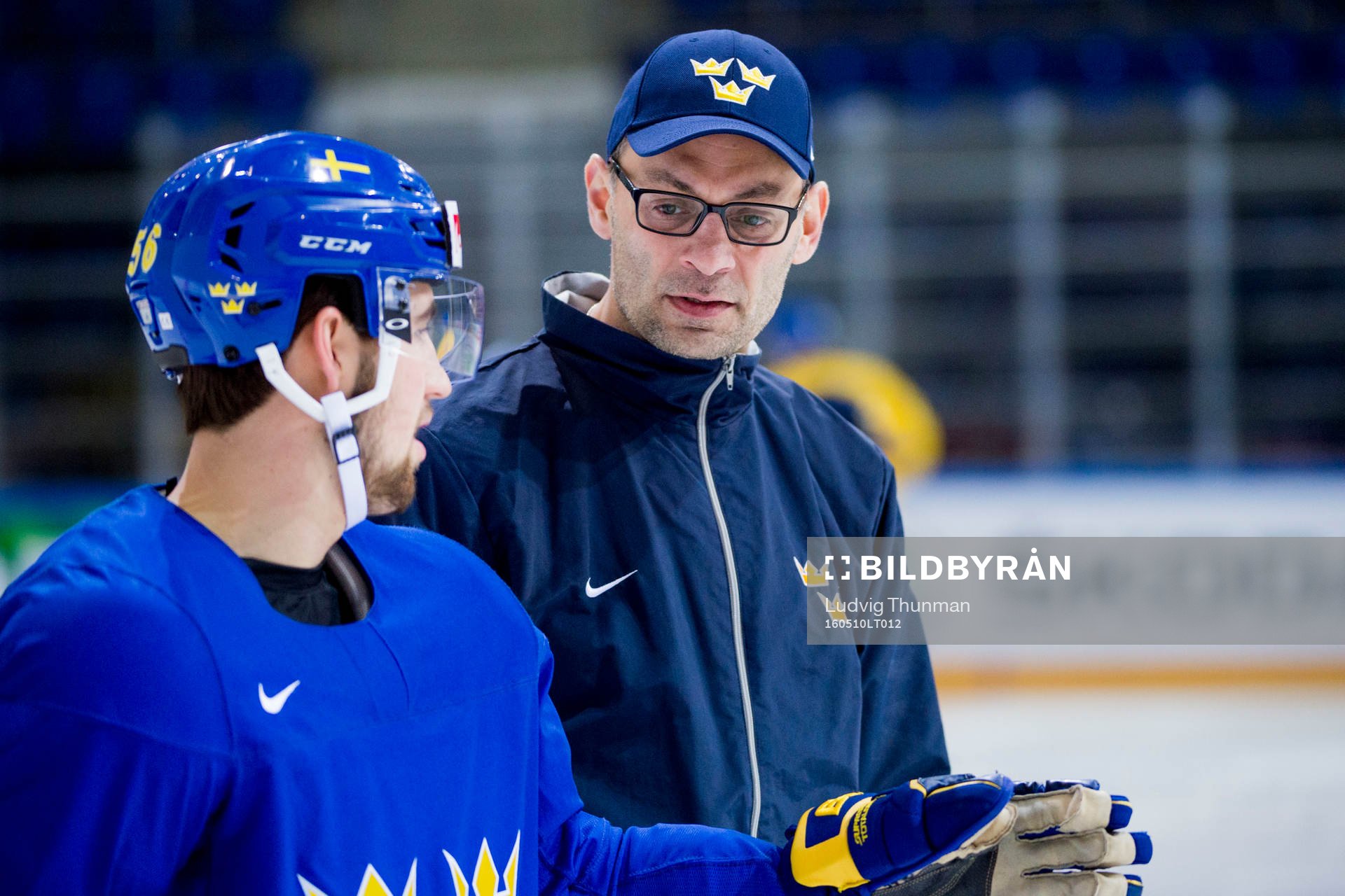 Erik Gustafsson i samtal med assisterande tränare Peter