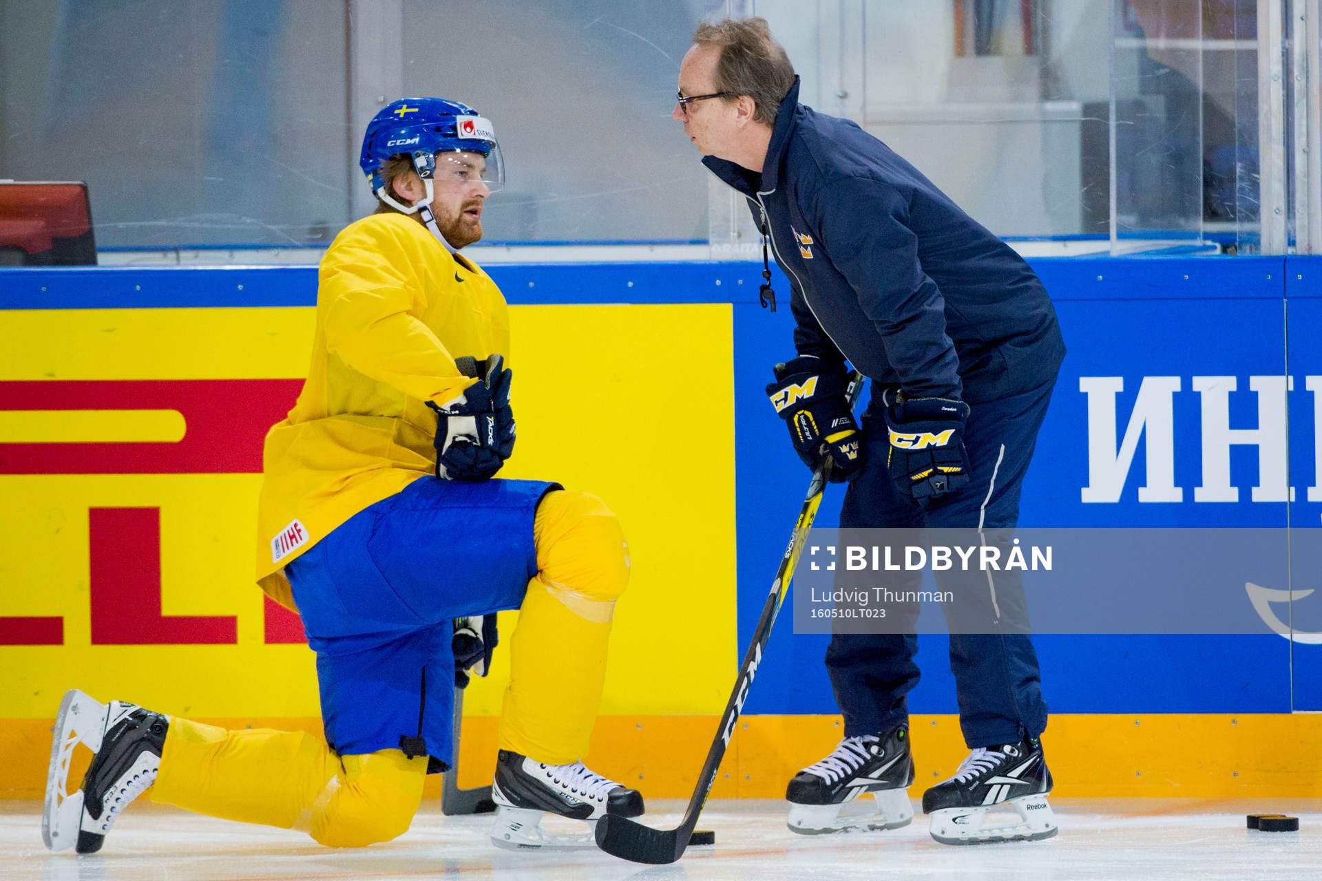 Mattias Ritola i samtal med förbundskapten Pär Mårts