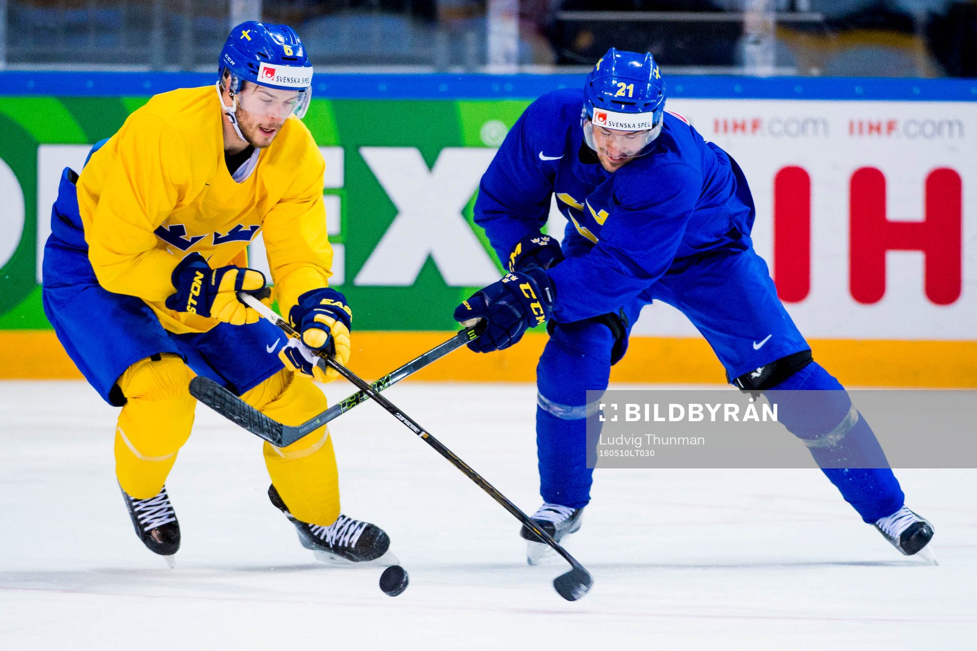 Oscar Fantenberg och Jimmie Ericsson i kamp om pucken