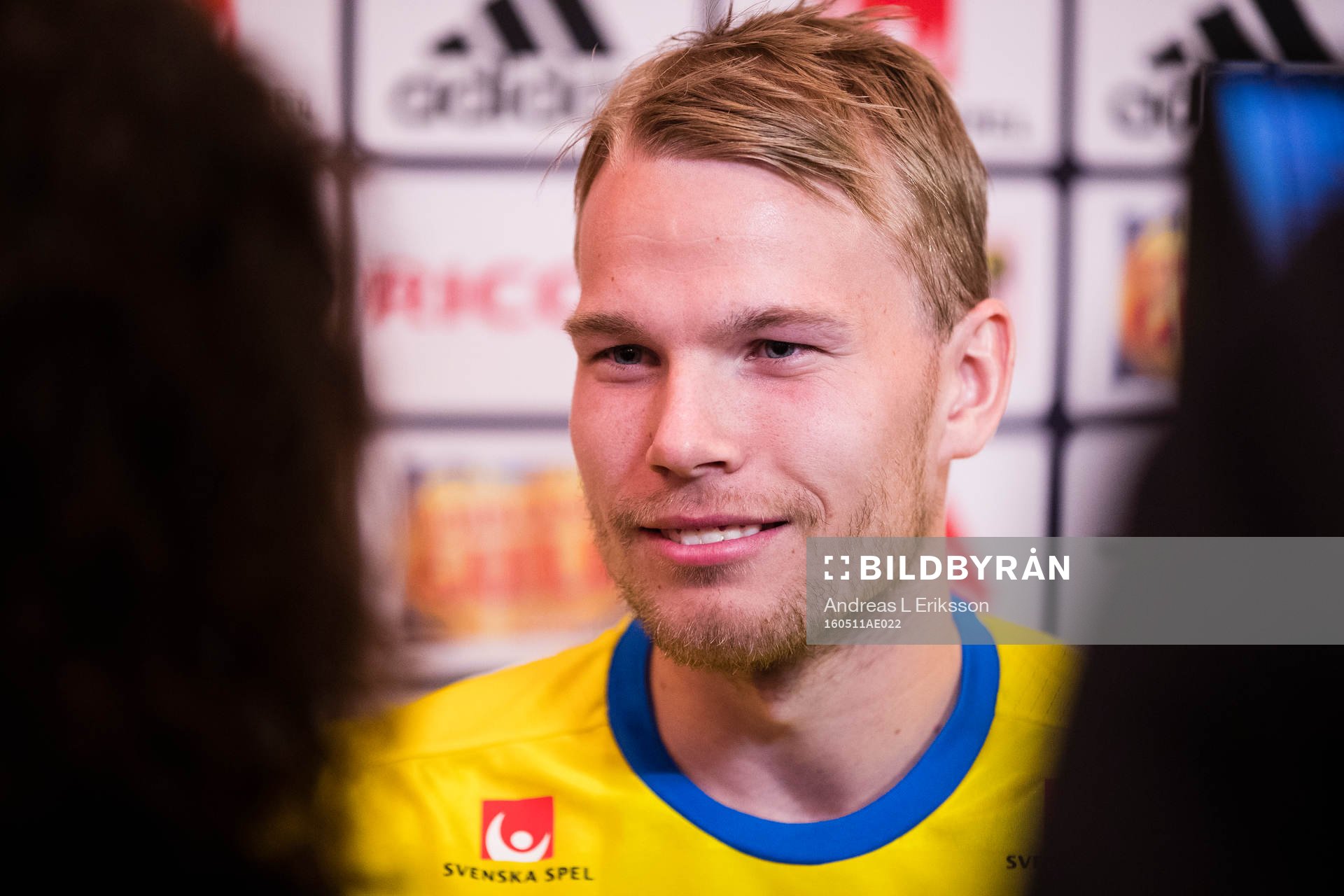 Oscar Lewicki blir intervjuad av media under en presskonferens där EM-truppen presenteras den 11 maj 2016 i Stockholm.