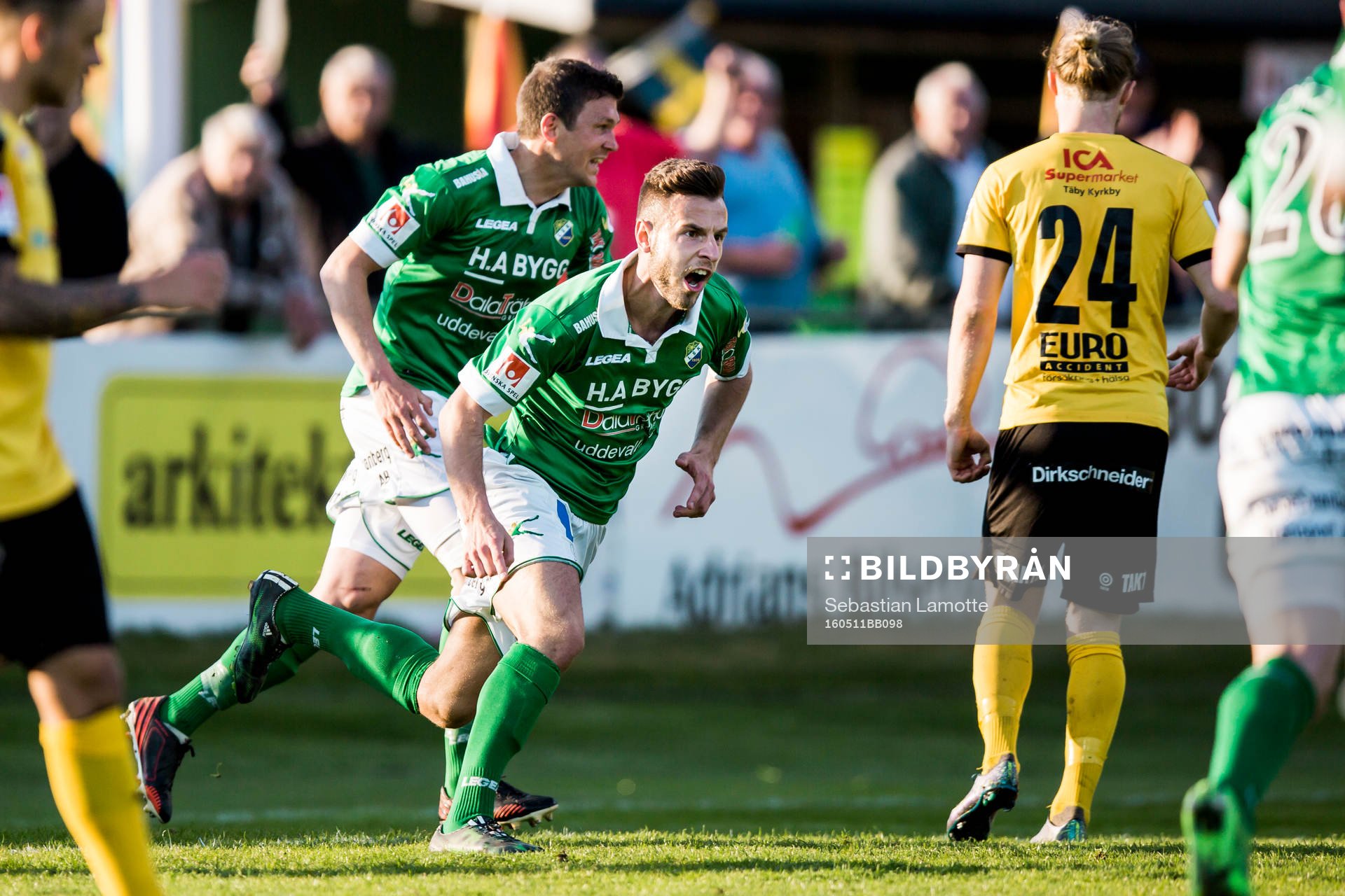 Ljungskiles Admir Bajrovic har kvitterat till 1-1 och jublar