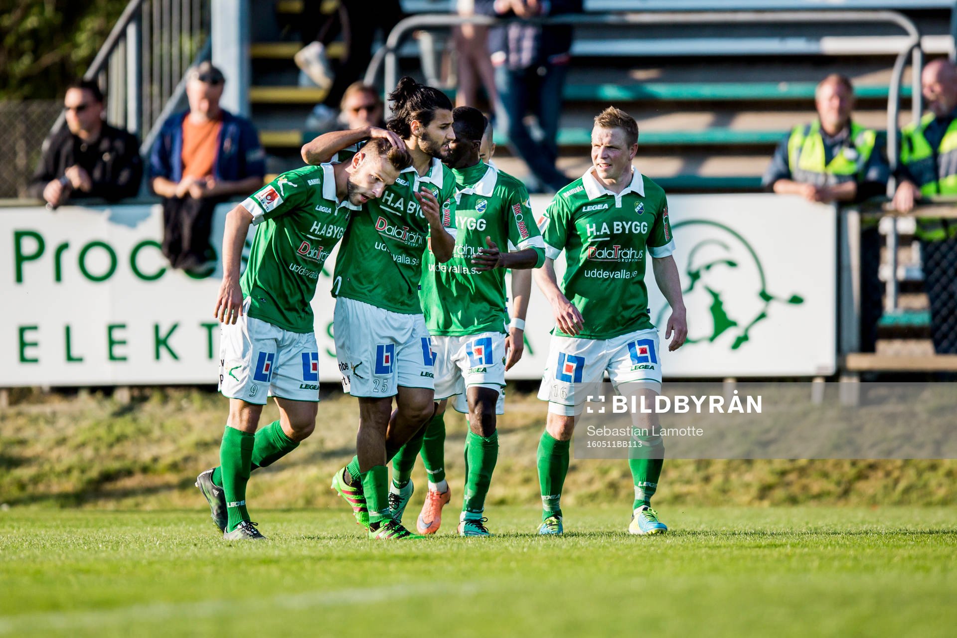 Ljungskiles Admir Bajrovic har kvitterat till 1-1 och jublar med Ljungskiles lagkamraterna under fotbollsmatchen i Superettan mellan Ljungskile och Frej Täby den 11 maj 2016 i Ljungskile.