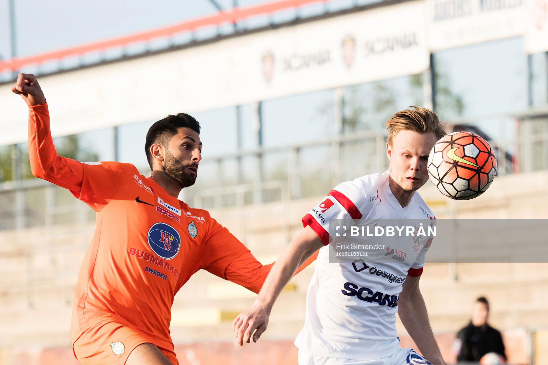 1 Assyriskas Tim Söderström och Athletics Isa Demir under fotbollsmatchen i Superettan mellan Assyriska och AFC United den 11 maj i Södertälje.